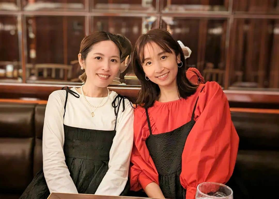 小野恵美さんのインスタグラム写真 - (小野恵美Instagram)「久々にみずきとランチ✨ 銀座の三笠会館 にて🍽️  まさかの紅白ちがいのコーデ被り🤣🤍❤️ さすが🫰笑  ブラウスは @basement_online  秋冬は赤着たくなる🥰  #ランチ #三笠会館 #銀座 #銀座ランチ  #LEEキャラクター」11月2日 10時22分 - onoemi_official