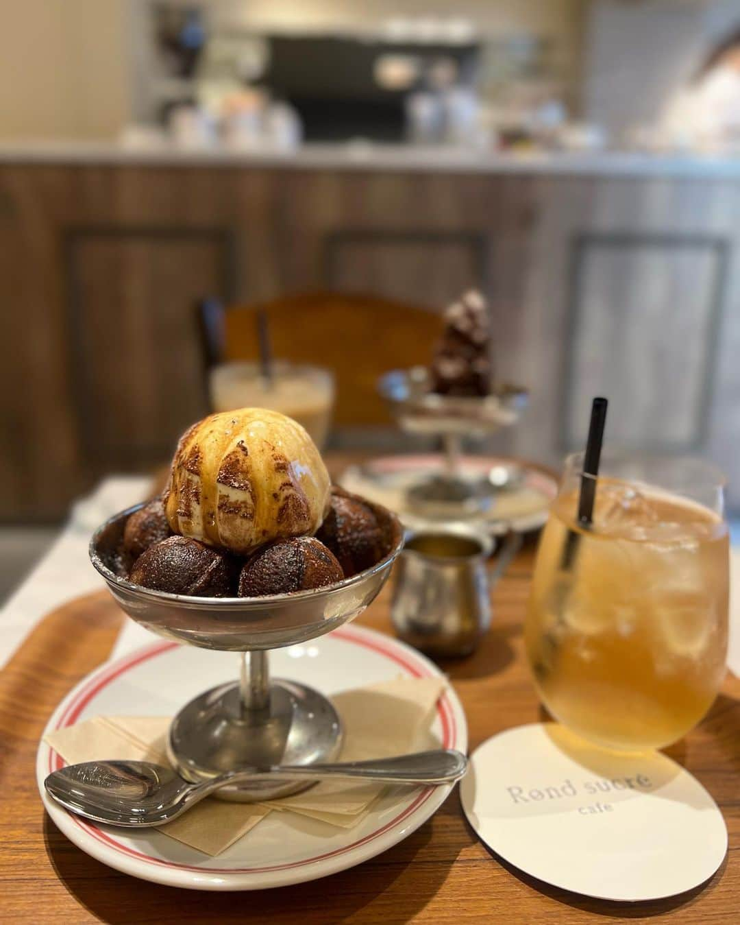 大井智保子さんのインスタグラム写真 - (大井智保子Instagram)「神戸元町ᴄᴀғᴇ́☕️‪‪ ︎‬ ❥Rond Sucre cafe  日本シリーズ🦬🐅 2勝✖️2勝の大接戦、関西対決盛り上がっていますね⚾️  ファンの方は関西だけにおればいいけん、 めっちゃ楽でいいですよねぇ♪ 広島-北海道の日本シリーズは本当に大変だったことを思い出します🤣笑  ということで、 神戸で行ったcafeです♡  Parisの一画みたいなかわいらしいお店でした໒꒱· ﾟ  ポコポコかわいいチーズケーキが人気なんだけど、 売り切れていたよ🧀 チョコレートの山  モンショコラをいただきました🍫 濃厚で満たされた♡  ちかちゃんはロンシュクレアフォガード🟤 おいしそうでした🤤  ずっと並んでで、入れたのは1時間後とかなので時間に余裕をもって行かれてみてください☺️  #rondsucrécafe #rondsucrecafe  #神戸カフェ #神戸cafe #cafe #カフェ #神戸元町 #元町カフェ #神戸元町カフェ #神戸元町cafe #チーズケーキ #チョコレートケーキ #アフォガード」11月2日 10時27分 - chihokoi