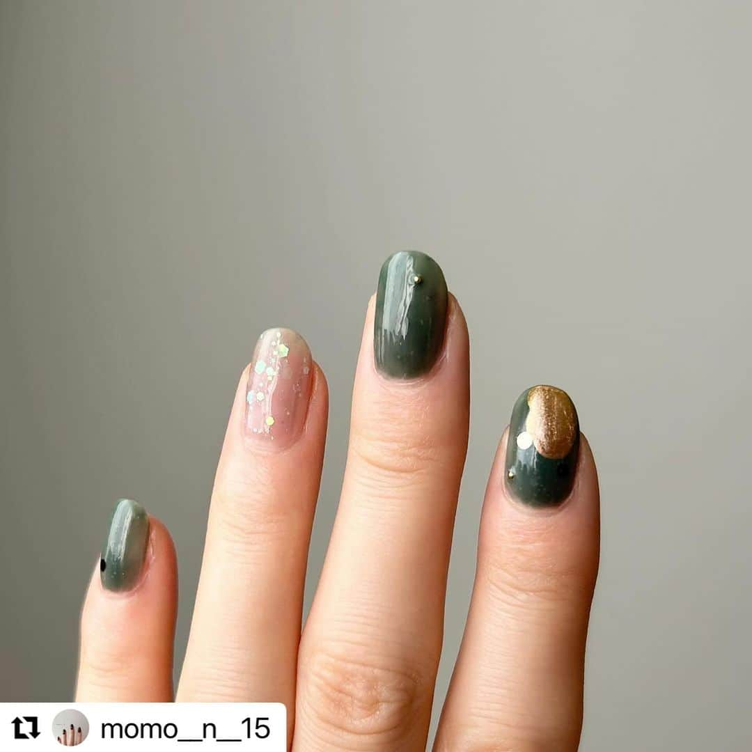 【PLANET NAIL（プラネット ネイル）】公式さんのインスタグラム写真 - (【PLANET NAIL（プラネット ネイル）】公式Instagram)「✰✰✰ ━━━━━━━━━━━━ @momo__n__15 さま♡  PLANETNAIL ラメネイル PLH04 エトワールグレー を使ったお洒落ネイルデザインの ご紹介ありがとうございます😮‍💨🩷  今の季節にぴったりなとってもお洒落な デザイン🩷 こんな指先で紅葉見に行きたい🍂✨  みなさまもぜひぜひまねっこしてください♡ ╍ ╍ ╍ ╍ ╍ ╍ ╍ ╍ ╍ ╍ ╍ ╍ ╍ ╍  . @planet.jp さんのエトワールグレー🩶  プレゼント企画でいただいたので早速！  シアーグレーのベースカラーに大小のヘキサゴンホロが入ってて、プラネットガールさんの投稿で見てた通り、素敵ポリ…🥺  これは可愛い。。。ありがとうございました！！  　 その他の指は、 コゼットジョリのもみのきしれいを1度塗りして thepolishのガラスを重ねてます。  人差し指のぽちょんはトーンドロップのTIGER EYE☺️  　 #セルフネイル #セルフネイル部 #ポリッシュ #ポリッシュネイル #ポリッシュネイル部 #ネイルデザイン #シンプルネイル #selfnail #自爪ネイル #透明感ネイル #カジュアルネイル #簡単ネイル #配色ネイル #コゼットジョリ #planet_jp #プラネットネイル #ラメネイル #ホロネイル #秋ネイル #マグネットネイル #dup #トーンドロップ #thepolish」11月2日 10時36分 - planet.jp