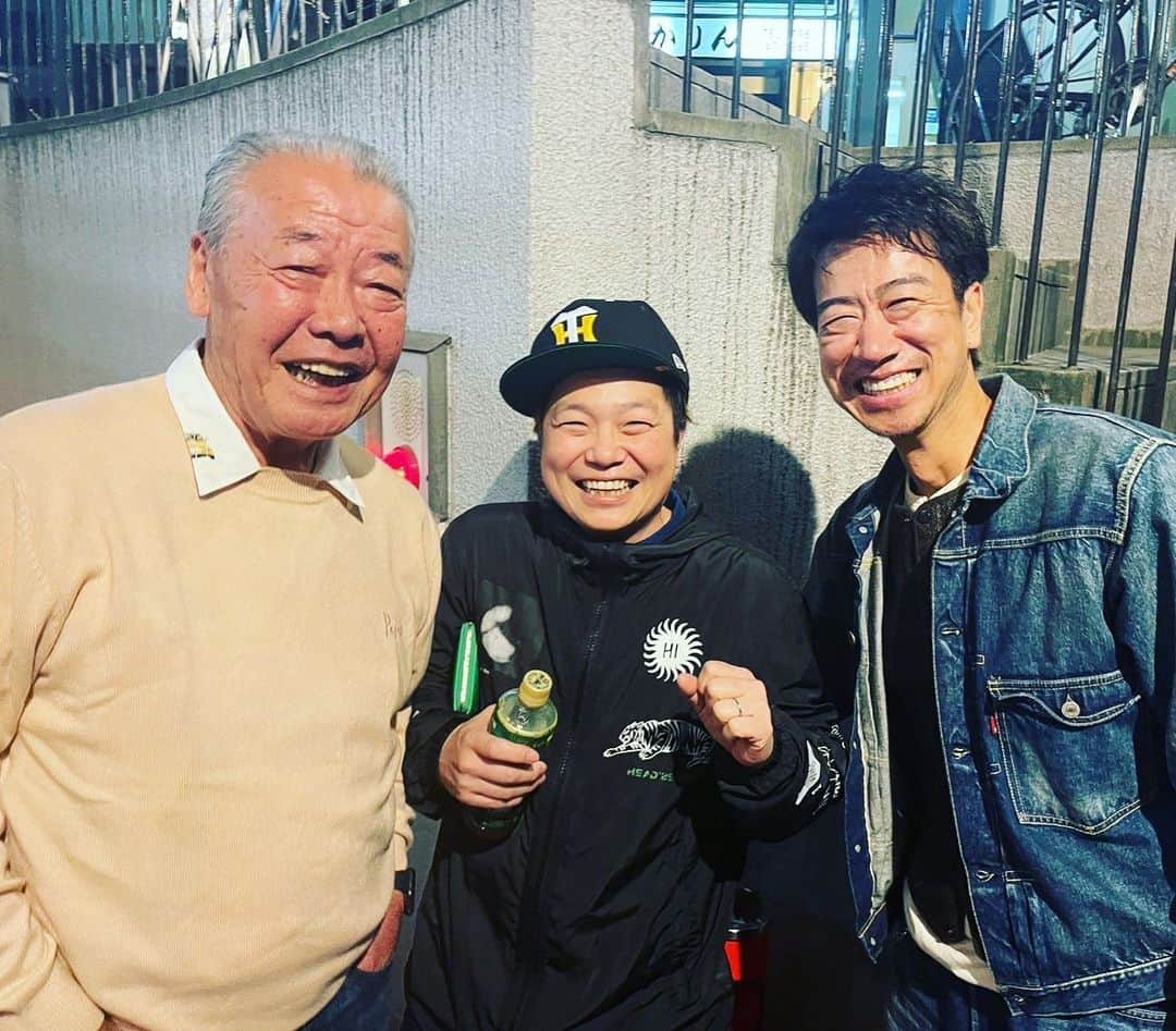 土肥ポン太のインスタグラム：「たまにはプライベートな一枚を  昨夜は浜本君に 日本シリーズを誘ってもらいました🐯 試合の方は、 劇的なサヨナラ勝ち！ バモス〜！！  帰りは世界の盗塁王福本さんと記念撮影📸 真ん中は、女と男の和田ちゃんじゃなくて 僕だよー」