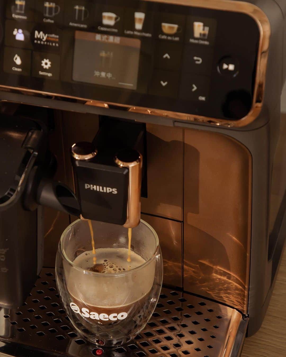 チン・ハクシンさんのインスタグラム写真 - (チン・ハクシンInstagram)「一天的美好，從一杯雲朵拿鐵開始☕️ 原本不喝咖啡的我，現在幾乎每天早上一杯！ 這台飛利浦全自動義式咖啡機LatteGo EP5447非常適合我這種咖啡界的新手小白   飛利浦Saeco創立於1981年，是全自動義式咖啡機的發明品牌。 黑金配色，整個散發輕奢感～好看到像擺一件藝術品，大大提升了生活的品味   不需要技巧，一鍵按下就有一杯好喝的咖啡   LatteGo EP5447 內鍵100%陶瓷研磨器，有12段研磨粗細調整，低溫研磨，避免研磨過程升溫影響咖啡香氣，能保留咖啡豆最乾淨的風味。 S.A.S.智慧研磨系統可以根據咖啡豆種特性智慧調整研磨速度與力道，讓各式風味的咖啡豆完美綻放。 咖啡的香氣瞬間彌漫整個空間！   全彩色中文觸控咖啡調控台，內鍵4組個人記憶模式，可以客製化調整咖啡濃度、水量、奶泡量，簡單易懂！ 還有還有~~業界首創的「LatteGo創新奶泡系統」 以虹吸原理製作奶泡，打出來奶泡非常絲滑綿密！就連我也能泡出一杯好看又好喝的漸層雲朵拿鐵！多虧無管線的設計，每次使用完畢僅需簡單沖洗即可～ 沖煮器是可拆式的清洗也是非常方便！   飛利浦 LatteGo EP5447非常適合喜歡喝咖啡又不喜歡繁瑣製作過程的我😍 追求著完美的那一杯，享受那一口濃郁的滋味。   咖啡機還有兩年全球保固！購買後撥打客服專線即享專人到府服務 現在momo雙11活動熱賣中，有喜歡就趁現在下手吧~ 不但有多樣好禮滿額贈，還享有 mo 幣回饋，超划算！ https://momo.dm/ziE2Vb   @philips_saeco.tw @philipshomelivingtw   #飛利浦 #Saeco #全自動義式咖啡機領導品牌 #LatteGo #EP5447 #雲朵拿鐵機 #一鍵探索品味細節 #義大利行家品味」11月2日 10時35分 - hsin.n