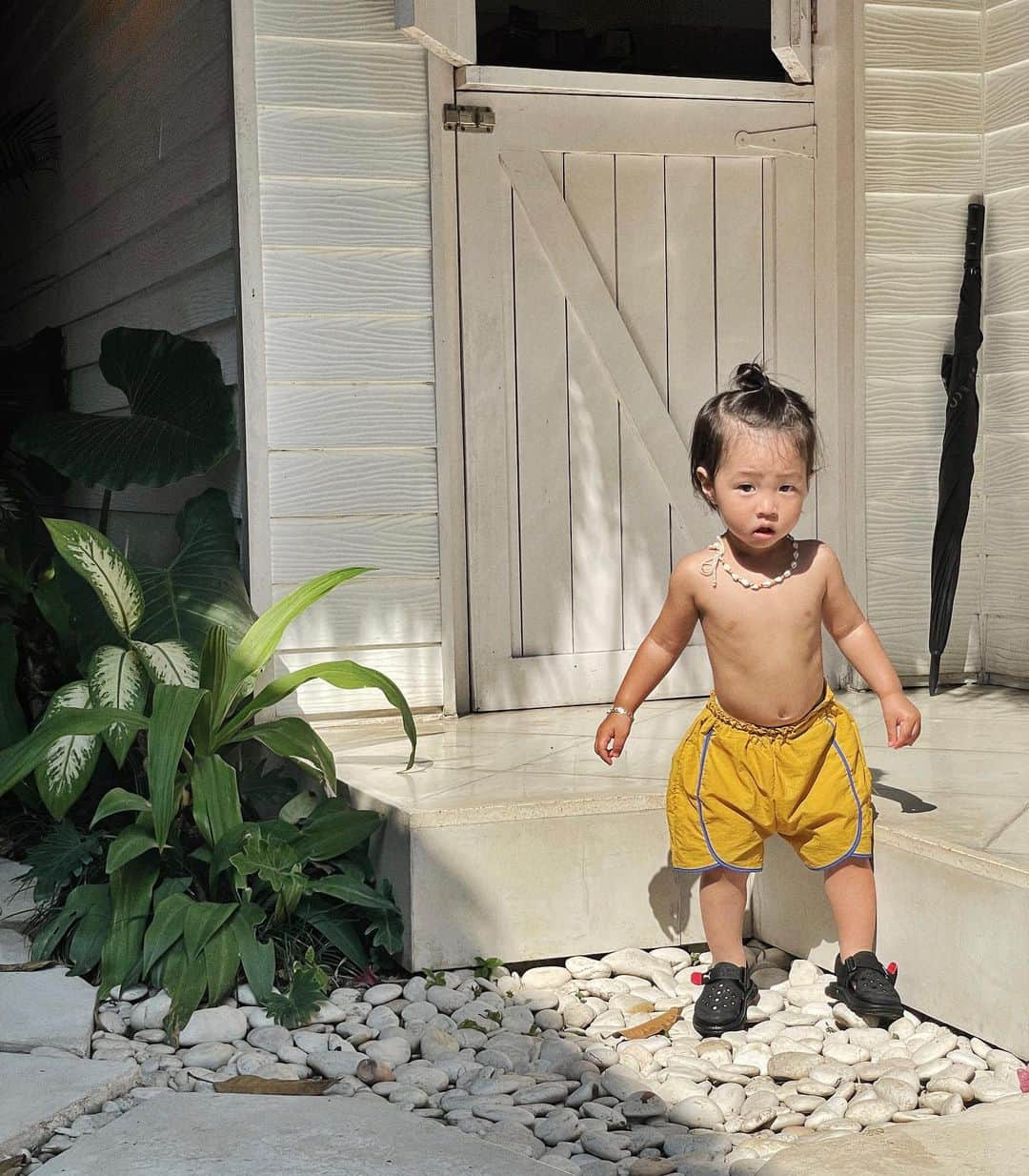 シン・ダウンのインスタグラム：「우리는 bali 의 canggu 지역에 있어요 🌴  홀리👶🏻와의 여행 어떠냐면요- 아 진짜 너무 좋거든요?  진짜 너무 좋은데  18…. 개월이 어떤건지 맛보고 있는 중 이에요…..🫠😳  #신난다은여행👩🏻  #신난다은육아👩🏻」