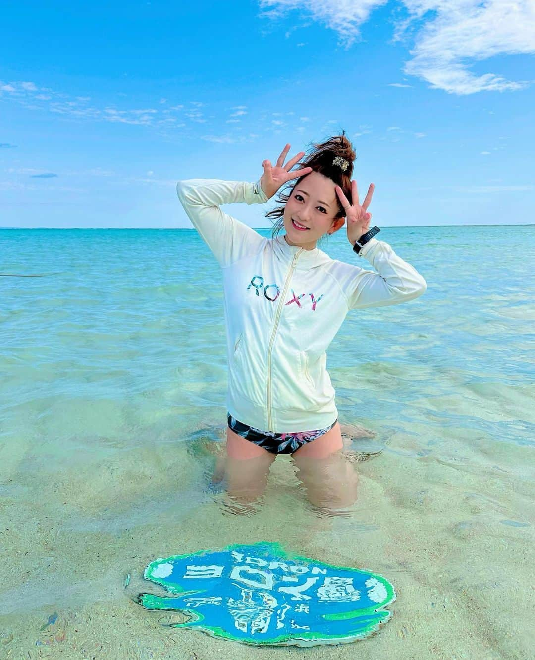 大河内美紗さんのインスタグラム写真 - (大河内美紗Instagram)「初与論島🏝️ ずっと前から計画していた夏休み☀️ 百合が浜近くのビーチハウスでお世話になりました🌊 はんなちゃんママと小さいはんなちゃんにも会えました🤩 運よくこの時期に百合が浜が出現して上陸😆 ウミガメちゃんにも会えました⭐️🐢🐢 フライトスケジュール的に諦めていたダイビングもできて、やっと海に還りました🐠 ヨロンブルー大満喫🏝️ 奄美群島ですが、すぐそこに見えたのが沖縄本島だったのがびっくり‼️近い☺️ また行きたいところがひとつ増えました✈️ #心の旅 #ダイバー #ダイビング #海 #民謡旅 #ご縁に感謝 #自然のパワー」11月2日 10時39分 - misa_okochi