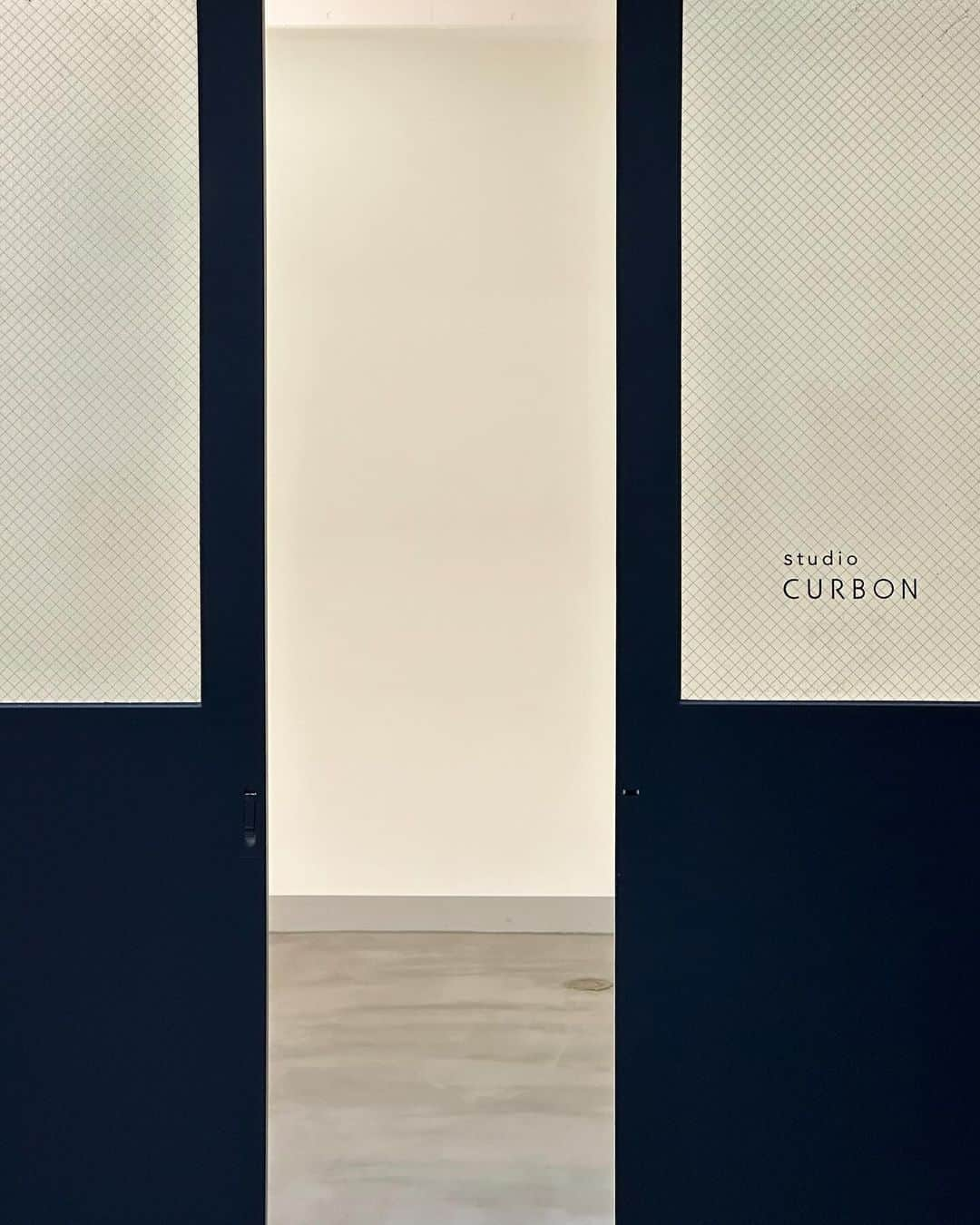 武井宏員さんのインスタグラム写真 - (武井宏員Instagram)「2023-11-01 studio CURBON & encounter gallery is now OPEN.   @studio.curbon   ちょうど5年前この日に、株式会社CURBONが生まれた。当時はとにかくがむしゃらに、言語化もされていない「成功」と言う目標に向けて必死だった。  今月から6年目に入り、ふと5年前の事を思い返し、写真と出会った10年前の事まで思い出した。つい下を向いてしまう日なんて沢山あるけど、後悔はゼロ。  昨日は何よりも写真と、出会えてありがとうの気持ちで溢れてました。  自分の憧れだったスタジオとギャラリーがCURBON設立5年後にオープンしました。また詳細を公開していくので、よろしくお願いします。」11月2日 10時43分 - take1official