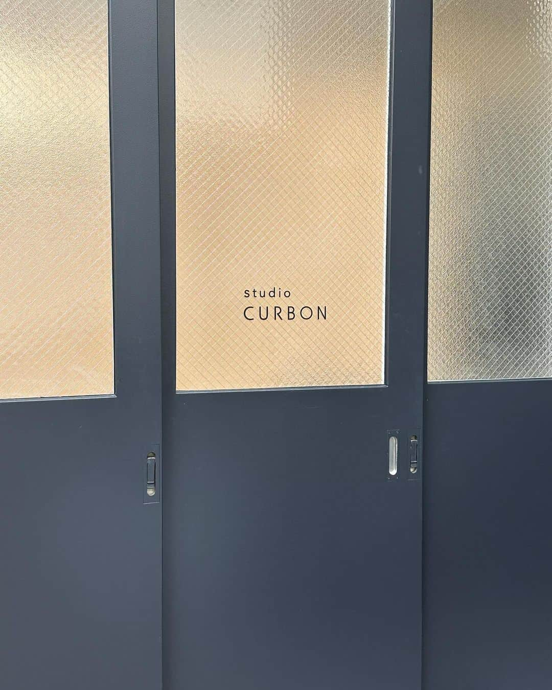 武井宏員のインスタグラム：「2023-11-01 studio CURBON & encounter gallery is now OPEN.   @studio.curbon   ちょうど5年前この日に、株式会社CURBONが生まれた。当時はとにかくがむしゃらに、言語化もされていない「成功」と言う目標に向けて必死だった。  今月から6年目に入り、ふと5年前の事を思い返し、写真と出会った10年前の事まで思い出した。つい下を向いてしまう日なんて沢山あるけど、後悔はゼロ。  昨日は何よりも写真と、出会えてありがとうの気持ちで溢れてました。  自分の憧れだったスタジオとギャラリーがCURBON設立5年後にオープンしました。また詳細を公開していくので、よろしくお願いします。」