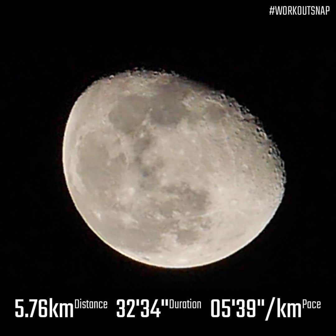 伊地健治のインスタグラム：「マラソン大会から中2日 ゆっくりジョグを再開しました🏃‍♂️  昨晩の月はきれいでしたね！ 満月より少し欠けた「居待月（いまちづき）」。 ランニングのあと、 思わずカメラを引っ張り出して 撮影しました🌕  すると、けさ思いがけず 長野産の「食用ほおずき」を 頂きました🟠  鑑賞用のそれとは違い、 薄茶色のガクを開くと、 お月様のような黄色くて 真ん丸の実が出てきます🟡  その芳醇な香りと、 マンゴーのようで パイナップルのようでもある 甘酸っぱい美味しさは 何とも言えません！☺️  栄養価も高いといわれる食用ほおずきで マラソン後の疲労回復もばっちりです👌 ありがとうございました😊  #食用ほおずき」