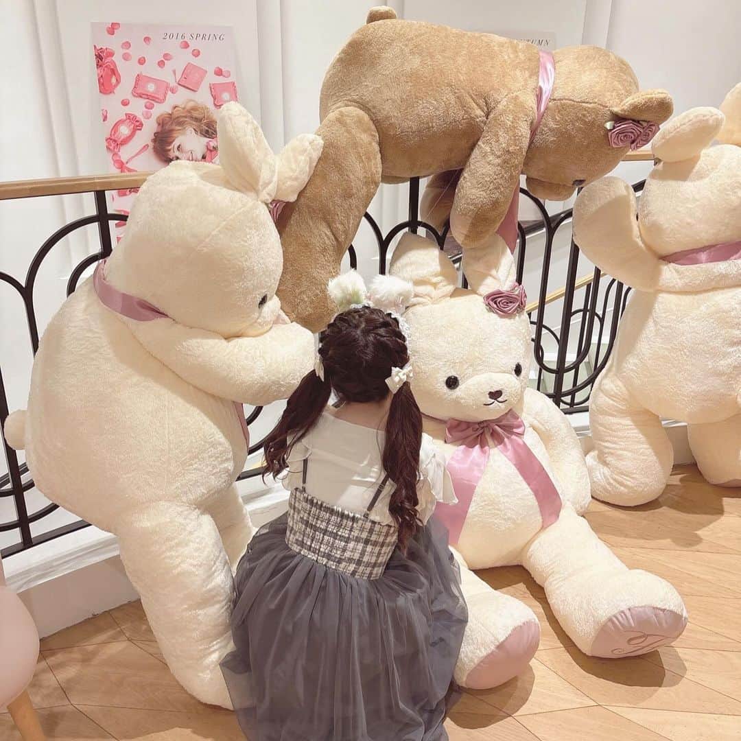 のインスタグラム：「2023年は またあたらしく いろんなことに チャレンジ させていただいた 年なのですが♡ ⁡ じつはまだ楽しみな 予定があって… ⁡ 現在は それに向けて 打ち合わせや 準備で ぱたぱたしています♡ ⁡ わたしのSNSは 全然いつも リアルに 追いつかない ⁡ ギリギリの まいにちなのですが。 ⁡ 合間にたくさんの かわいいに触れたり 刺激を受けたりしています！ ⁡ 不器用なので、 同時にたくさんのことを こなせなくて。 悔しい思いをしたり 思い通りにいかないことも たくさんあるけれど。 ⁡ めいちらしく 年末まで駆け抜けたいと 思います♡」