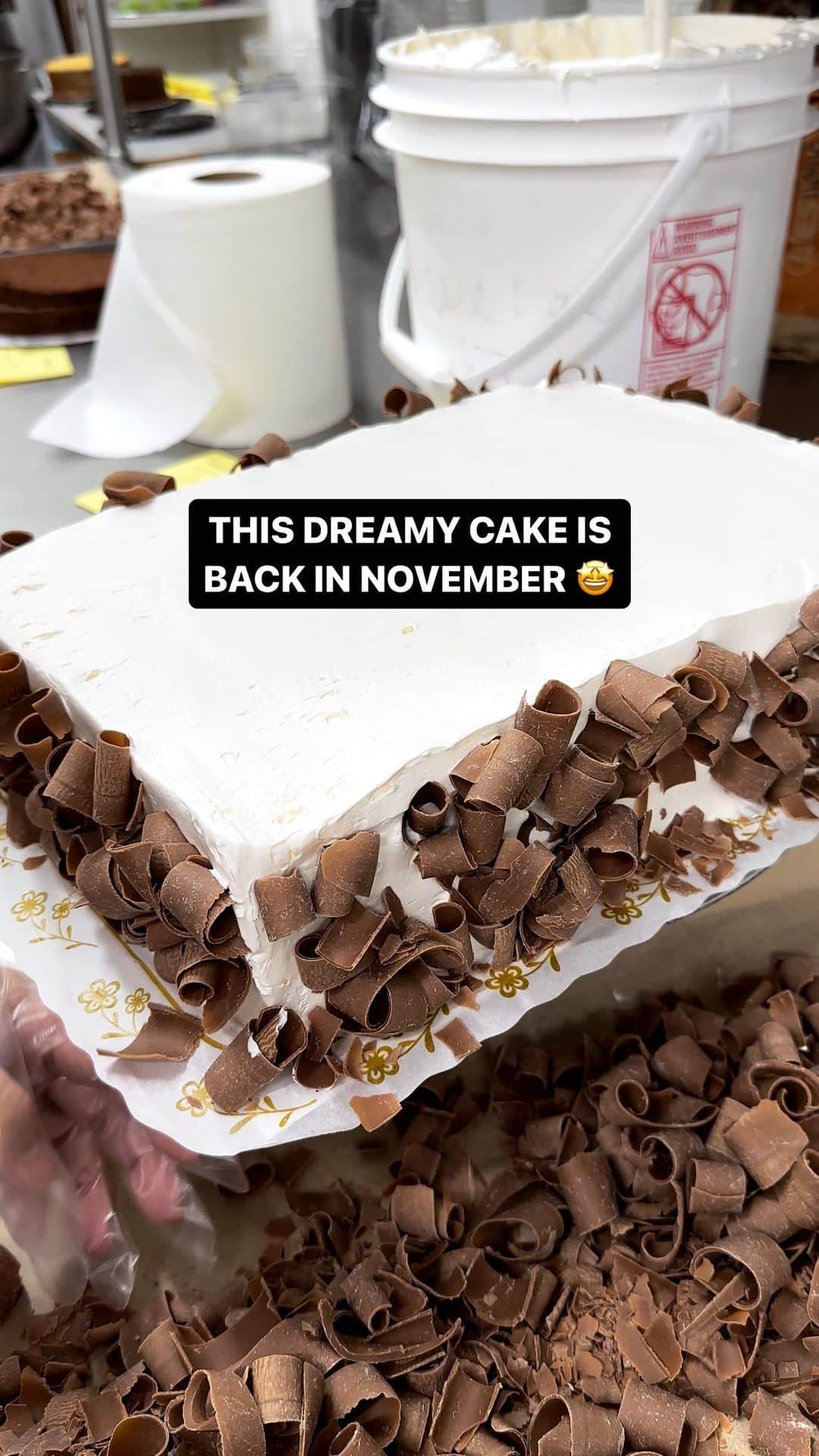 Zippy's Restaurantsのインスタグラム：「🤩THIS DREAMY CAKE IS BACK IN NOVEMBER 📍 @zippys    Heads up: this famous cake is coming back Nov. 22 and 23 only!  @zippys @napoleonsbakery DREAM CAKE will be available for purchase by the whole cake or by the slice. This 8-inch cake features three layers of chocolate chiffon interspersed with layers of whipped cream.   🍫The dream cake is frosted with whipped cream and garnished with handmade milk chocolate shavings. Yes, the delicate curls are hand-shaven from huge chocolate bars — they’re not from a machine!   Tag someone who loves this chocolate cake 🍰」