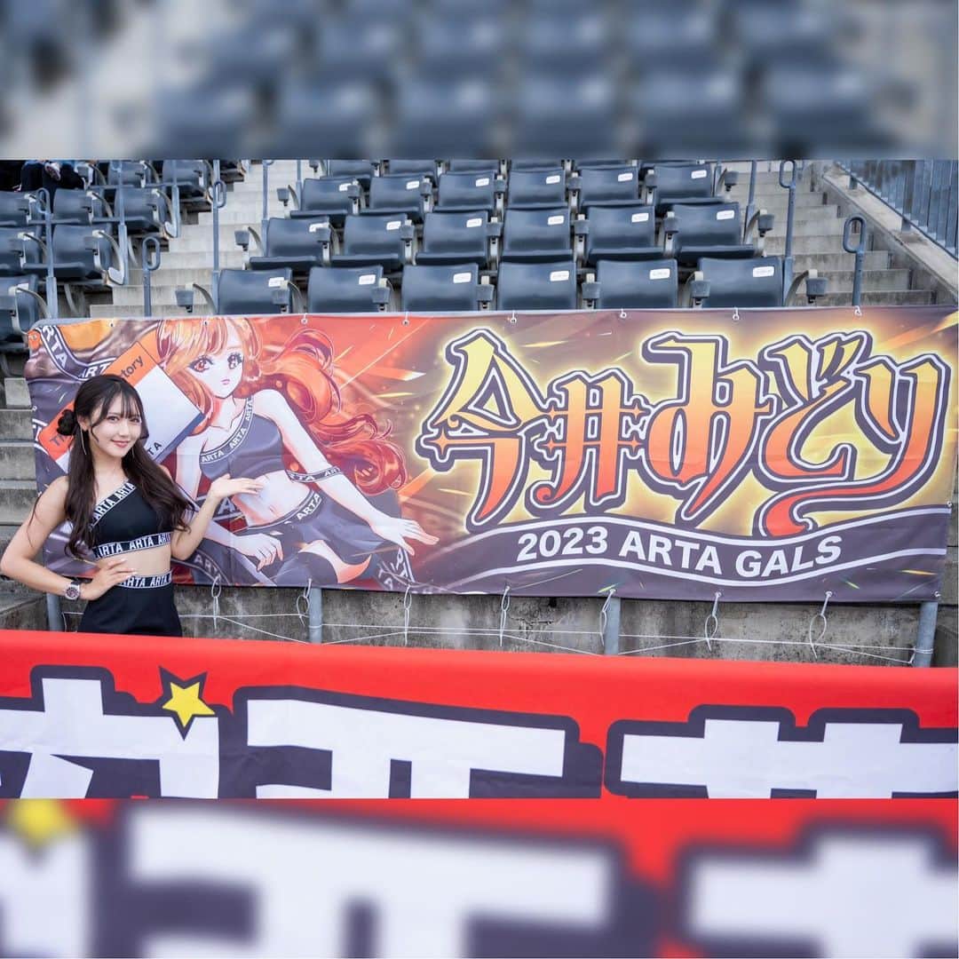 今井みどりのインスタグラム：「今週末はsuperGT最終戦🏁  コロナ禍でたくさんの制限があった2020〜の3年間😭 今年やっとスタンド席側へ行けて一緒にとれた横断幕❣️ 2018〜2023の6年間、作ってくれて本当にありがとうございました！  どの年の横断幕も鮮明に覚えてる！ 最後はあまのっちさんデザインで🥰！！」