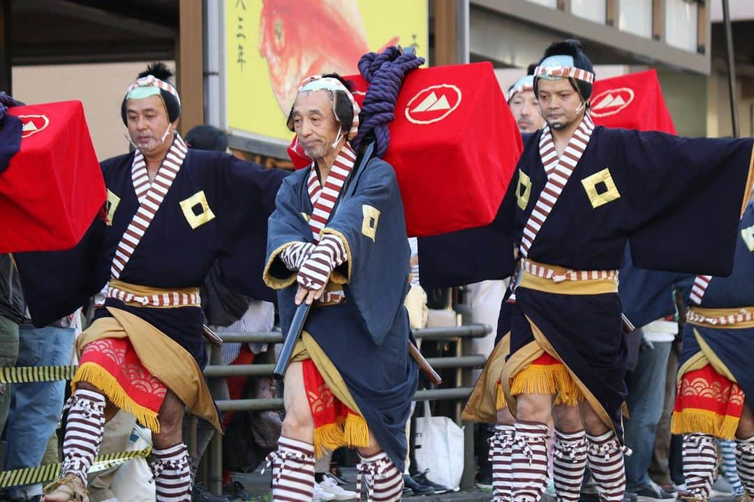 【公式】箱根湯本温泉 天成園さんのインスタグラム写真 - (【公式】箱根湯本温泉 天成園Instagram)「♨︎  🚶箱根大名行列2023🚶  明日11月3日(文化の日)は 箱根大名行列が開催されます‼️  1935年から始まり箱根の三大祭りの一つである 箱根大名行列は今年で70回目となりました👏  行列の規模はコロナ禍に比べて縮小していますが、今年は4年ぶりに温泉場、国道1号を賑やかに、厳かに進みます。  ※写真は2022年のものになります  #箱根 #箱根湯本 #天成園 #箱根湯本温泉 #天成園箱根湯本 #温泉 #本格温泉 #箱根ホテル #箱根旅館 #箱根旅行 #旅行 #個室 #貸し切り #レンタル浴衣 #露天風呂 #日本庭園 #神社 #滝 #日帰り温泉 #hakone #大名行列 #箱根大名行列」11月2日 10時51分 - tenseien_hakoneyumoto