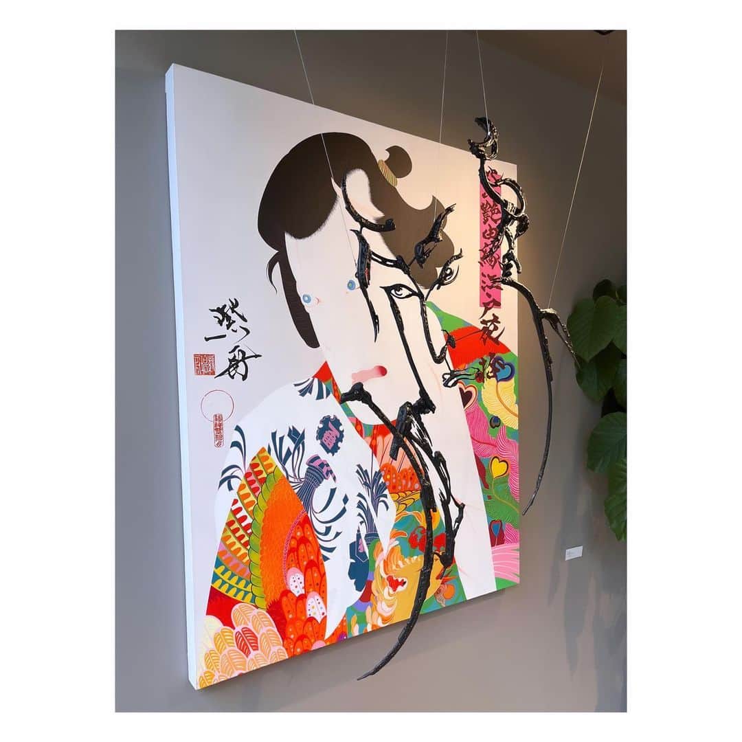 阿部洋子さんのインスタグラム写真 - (阿部洋子Instagram)「🖌🖌🖌  #書家 で #アーティスト の #紫舟 さんの個展に行ってきました✨  #紫舟展伝統工芸を超えてゆく  書だけでなく、アイアンを用いて創作したオブジェなどが、 家具のショールームに並んでいる紫舟展  日本の伝統表現を、 紫舟さん独自の視点、切り口で再構築したシリーズの数々  3次元の書とか、 絵と墨蹟彫刻が融合した作品とか 見ながら、 アイディアは自由でいいんだ！ なんて思いを巡らせ、、、  とっても刺激的でした🤩  作品が家具と一緒に並んでいて、 日常にあるアート が、体現されていました  ちなみに、 あたすのお気に入りは、📸④⑤ #恋招白鳳図 ‎🤍  11/7まで青山にある @poltronafrauofficial で開催  来週と再来週の火曜20時から、 #radio  #interfm  #塩沼亮順大阿闍梨 の #stepbystep  にご出演くださいます」11月2日 10時55分 - hirocoring