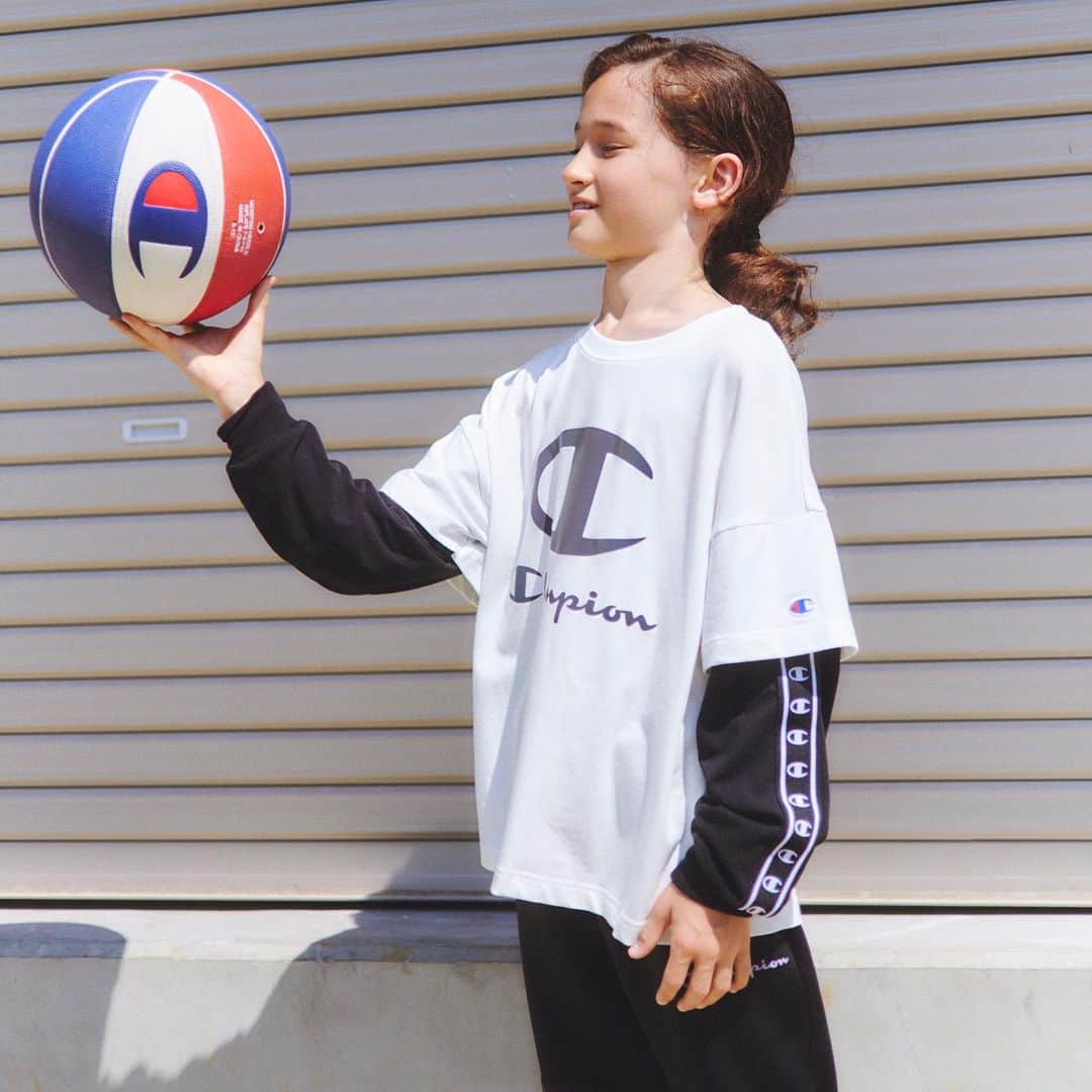 Champion Japanのインスタグラム：「【チャンピオン 新作キッズコレクション】  デザインと機能性に優れたチャンピオンのスポーツウェアはキッズでも展開中！  秋冬シーズン通して着回せるユーティリティーアイテムが勢揃いです👍  詳しくは、公式オンラインストアをチェック。   #Champion #kidswear #sweatshirt #チャンピオン #キッズウェア #キッズコーデ #セットアップ #セットアップコーデ #スウェット #スウェットシャツ #スポーツウェア #アスレチック #23FW」