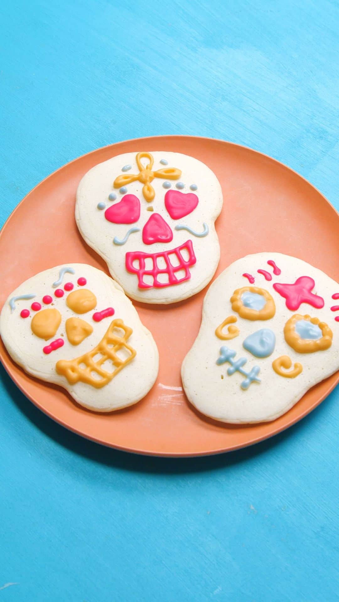 Tasty Japanのインスタグラム：「@tastyjapan 👈他のレシピもチェック！ 【かわいすぎて無理♡】死者の日パンケーキ  レシピが知りたい方はプロフィールのリンクをクリックしてね♪  ===  Day of the Dead Pancakes Serves 2  INGREDIENTS Pancakes, to taste Chocolate pen, to taste  PREPARATION 1. Use a piece of cooking sheet and draw skull patterns with a chocolate pen. Chill in the refrigerator. 2. While letting step 1 set in the fridge, cook pancakes in the shape of skulls.  3. Once the skull pancakes are cooked, let them cool, and then place the chilled chocolate pen patterns on top of the skulls.  4. Enjoy!  #tastyjapan #死者の日 #メキシコ #パンケーキ」