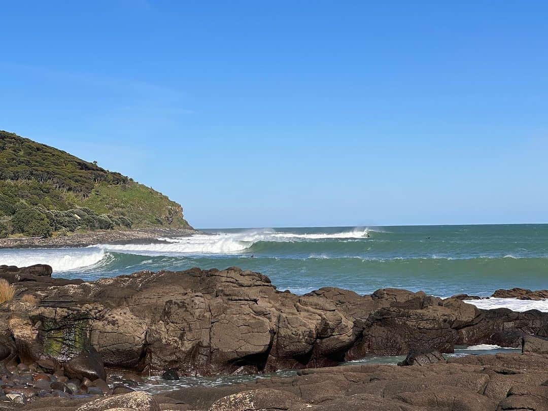 ジョン・ジョン・フローレンスのインスタグラム：「We’ve had it all, everything from 50 knots of wind to perfect little barrels. We are loving New Zealand.」