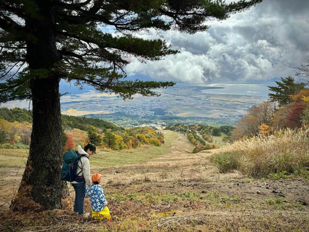 仲川希良さんのインスタグラム写真 - (仲川希良Instagram)「磐梯山と猪苗代湖の間に寄り添う家々と その隙間をパッチワークのように埋める田んぼ ・ 先日の山旅の拠点にした猪苗代町は お天気や家族の体力に合わせて その日の朝にいかようにもスケジュールが組めてとてもありがたかったです ・ 裏磐梯にもアクセスばっちり 五色沼をはじめとした誰でも自然を楽しめる散策路がよりどりみどりでした ・ ・ お天気がイマイチだった日は 友人にすすめてもらった「はじまりの美術館」へ @hajimariartcenter (写真2〜5) ・ 築約140年の酒蔵を改装した小さな美術館 なんと靴を脱いで上がります……息子はすぐ床にゴロリ笑 日常のそばに自由な表現を肯定し尊重してくれるこんな場があることがとても羨ましい ミュージアムショップに地元の栗や蜂蜜が置いてありました ・ 開催中のウォールアートフェスティバルふくしま in 猪苗代2023「森の目覚め」は５日まで 今週末は猪苗代町内の学校に描かれた14の壁画を1日でめぐる鑑賞会も開催されるそうです 制作された土地を感じさせる淺井裕介さんの作品を久しぶりに見られてうれしかった！ ・ ・ 湖畔の複合施設「Roots猪苗代」にも立寄りました @rootsinawashiro  ・ Rootsスクールエリアは町の工務店が廃校を利用した複合施設(写真6〜9) ……美味しいチコリコーヒーにのんびり癒されちゃってちゃんとした写真撮って無くてごめんなさいね！ オシャレなカフェにファミリー用のスペースが併設されていてホッとしました ・ レイクエリアは湖水にダイブできるサウナやスノーピークが揃うアウトドアショップもあるんだそう ・ ・ 海のように波打つ湖が目の前に広がり 季節の移り変わりを伝える山に見守られ その恵みも厳しさも受け取る猪苗代の暮らし 外からきた我々にも開かれた町のつくりがとても過ごしやすかったです ・ ・ それにしてもキャンプ場とRVパークの数よ！笑 今回の秋の会津山旅は @fukushima_gurashi_official さんにお誘いいただいたのですが 初めてのキャンピングカー旅行も安心して過ごせて(この話もしたいのに全然辿りつかない笑) 「また来よう！」と家族みんなで盛り上がりました ・ 夏の湖水浴もしてみたいの……！ ・ ・ ・ #福島県 #猪苗代 #裏磐梯 #磐梯山 #猪苗代湖 #はじまりの美術館 #roots猪苗代 #ふくしまぐらし #ふくしまファンクラブ」11月2日 11時01分 - kiranakagawa