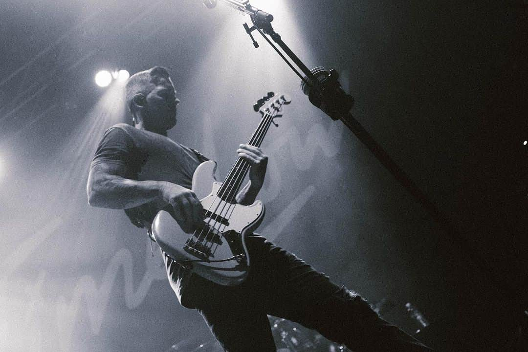 ザッキー・ヴェンジェンスのインスタグラム：「What a way to kick start tour down under! Perth you crushed 🔥 Next shouts on me 🍺 📸 @salmabustos #australia #perth #alltimelow #bass #hike」