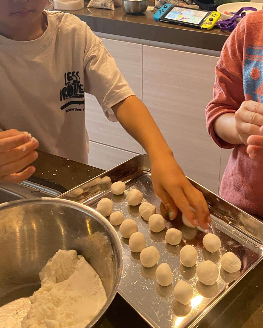 中越典子さんのインスタグラム写真 - (中越典子Instagram)「子供達が、幼稚園5連休。🫣ゲームやYouTubeばかりだと一緒に遊べないので、オヤツの白玉だんご作り。 私の母がよく一緒に作ってくれました。母はおしるこでしたが、ウチではきな粉でいただきます♡ 茹でるとぽこぽこ浮いてくる白玉が可愛くて好きだったなぁ、、、と思い出に浸りつつ。 さぁ今日もがんばろ！ 「ブギウギ」よろしくです！ #しらたまだんご  #ブギウギ」11月2日 11時12分 - nakagoshi_noriko.official