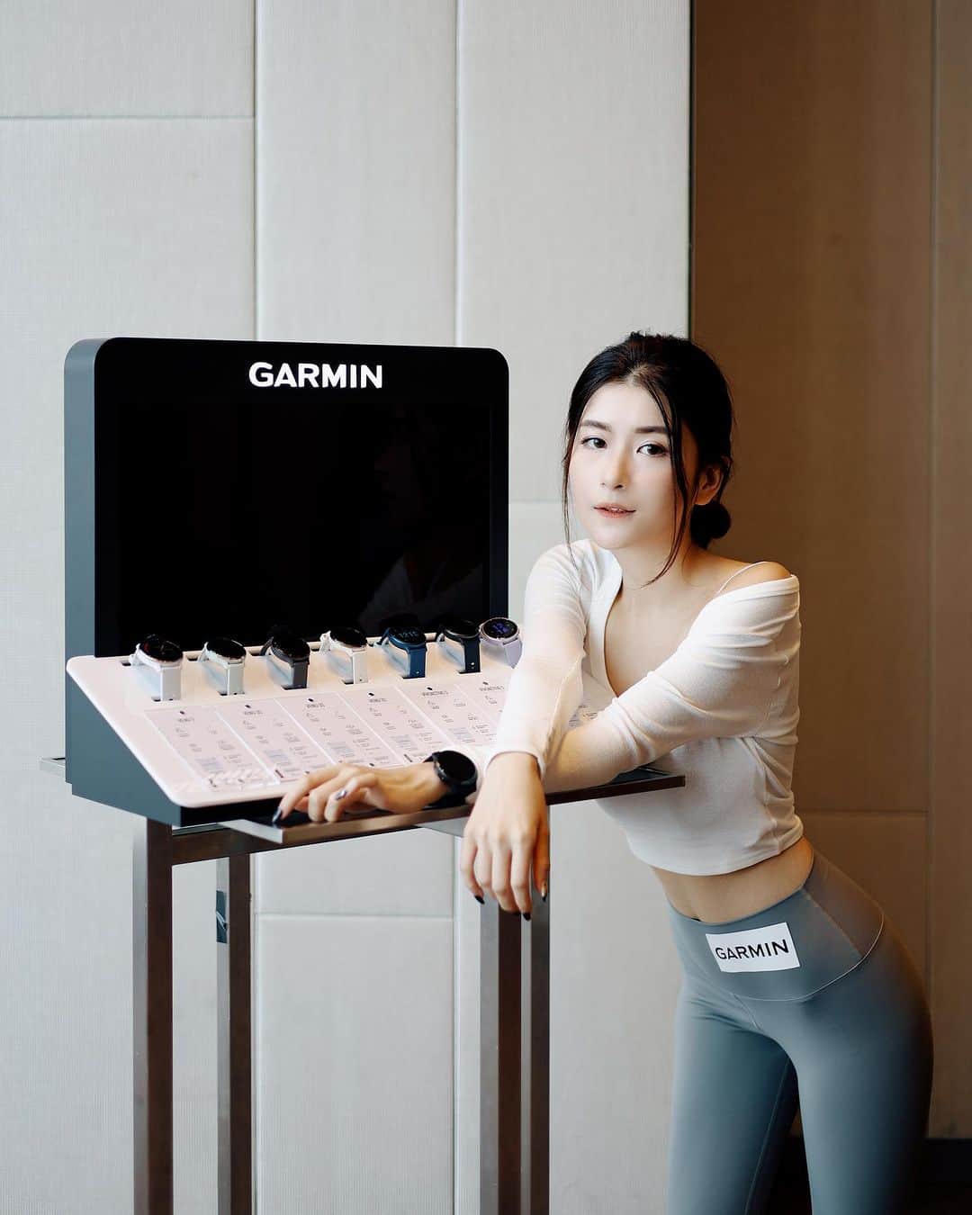 HauTung 巧童在這さんのインスタグラム写真 - (HauTung 巧童在這Instagram)「KNOW THE REAL YOU  你對自己的身體狀況熟悉嗎？說實話，我還真的不了解，全靠前日活動的運動手錶才全面認識自己最真實的身心狀況  而第一次接觸運動類型手錶更給了它 — 睡覺都不摘下的Garmin VENU 3，它不但合共有30種以上的室內外熱門運動模式（包括活動當日的瑜伽️與冥想🧘🏼～），更有請睡眠教練出場 ⏩️ 睡眠教練更會依照我們個人日常活動、小睡與睡眠狀態， 進行深度分析及給予建議！若你有JETLAG 問題，它更身兼時差顧問（只限VENU 3 才有的獨家特點唷）  最讓人意想不到的，怎能想到手錶竟有冥想指南，能以聲音畫面與振動提供指南，協助身處香港高壓生活下的我們由內而外改善身心平衡 🤍 而女性所關注的月經週期追蹤，它也能照顧，並會提供適合的運動與營養攝取的建議～  @garminhongkong #GarminHongKong #KnowTheRealYou #Venu3 #vívoactive5」11月2日 11時05分 - hautunnng