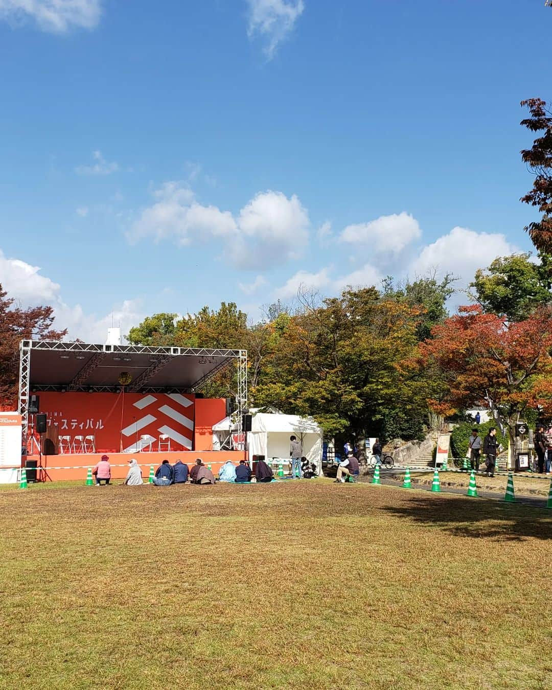 海人の藻塩(あまびとのもしお)のインスタグラム：「🍁ひろしまフードフェスティバル🍁 ご来場ありがとうございました✨  写真は初日、開場前の一枚📷 おおきな期待とちょっぴりの不安…そんな気持ちで撮った写真です。  2日間を終えた感想は、 おおきな期待以上にたのしかったー♥ということ。  たくさんの皆さまにご来場いただき、日頃から海人の藻塩をお使いくださっている方々ともお話することができて、心に残る2日間になりました☺️💕  またイベントで皆さまとお会いしたいです‼  #海人の藻塩 #あまびとのもしお  #蒲刈物産 #藻塩 #塩 #広島 #瀬戸内 #上蒲刈島  #蒲刈 #呉市 #呉 #藻塩使用 #広島名物 #広島特産品 #amabitonomoshio #moshio #salt #hirosima #kamagari #setouchi #ひろしまフードフェスティバル  #広島フードフェスティバル」