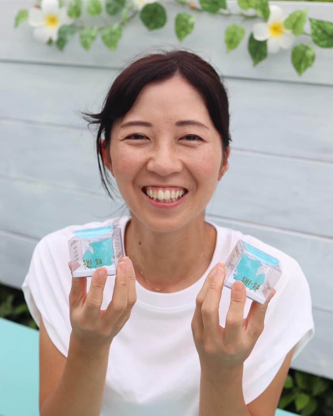 Yuri Sakuraiさんのインスタグラム写真 - (Yuri SakuraiInstagram)「MK CAFEで販売している 限定の琉球ブルーのminiシーサー石鹸🌴 @mkcafe_okinawa   販売開始から数ヶ月、 約2600個が完売致し、 石鹸は1度販売終了となります！！  ご購入頂いた方々ありがとうございました☻  販売が始まる前から楽しみにして下る方が多く、 開始してからInstagramで見てきましたー！ というお客様の声を聞くとみんな嬉しくなってました😁  次なる物販商品は、 MK CAFE限定のミントグリーンの オリオンビールTシャツです！！  沖縄中、オリオンビールTシャツを着た方を 沢山見かけますが、 沖縄の思い出をもっと最高なものにして頂けたら！ というオーナー @kiku_okinawa のアイデアから、 ミントグリーンのオリオンTシャツを作れる場所を 数ヶ月探し回り、やっと動き出せました！  こちらもぜひお楽しみにされてて下さい☻☻  #沖縄#沖縄土産#シーサー石鹸#沖縄石鹸#ウミカジテラス#瀬長島#mkcafe#鯖バーガー#サーターアンダギー#沖縄カフェ#沖縄グルメ#オリオンビールTシャツ#ミントグリーンオリオンビールTシャツ#沖縄旅行#沖縄南部#okinawa#okinawajapan#okinawamiyage#omiyage#okinawacafe#okinawagoods」11月2日 11時10分 - yuri_sakuraiii