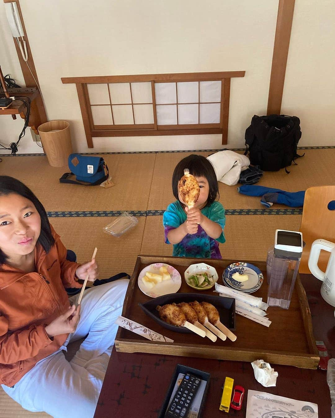 三宅洋平さんのインスタグラム写真 - (三宅洋平Instagram)「先日、妻子が長野へ旅した際にたまたま泊まった阿智と下條の間らへんのお宿が、来年犬式の出演が内定しているフェスを主催するキャンプ場だったと言う偶然のご縁から、この度の長野行きでお世話になりました。3代目夫妻とお仲間、そして親御さんたちで仲良く営むお宿とグランピングとキャンプ場。入り口にDEAL @freepaperdeal が置いてある、そう、我らの文明開化！  おおぐて湖キャンプ場「しらさぎ荘」 2024年5/18・19 https://www.nuposition.net/  @inushiki2017」11月2日 11時13分 - miyake_yohei