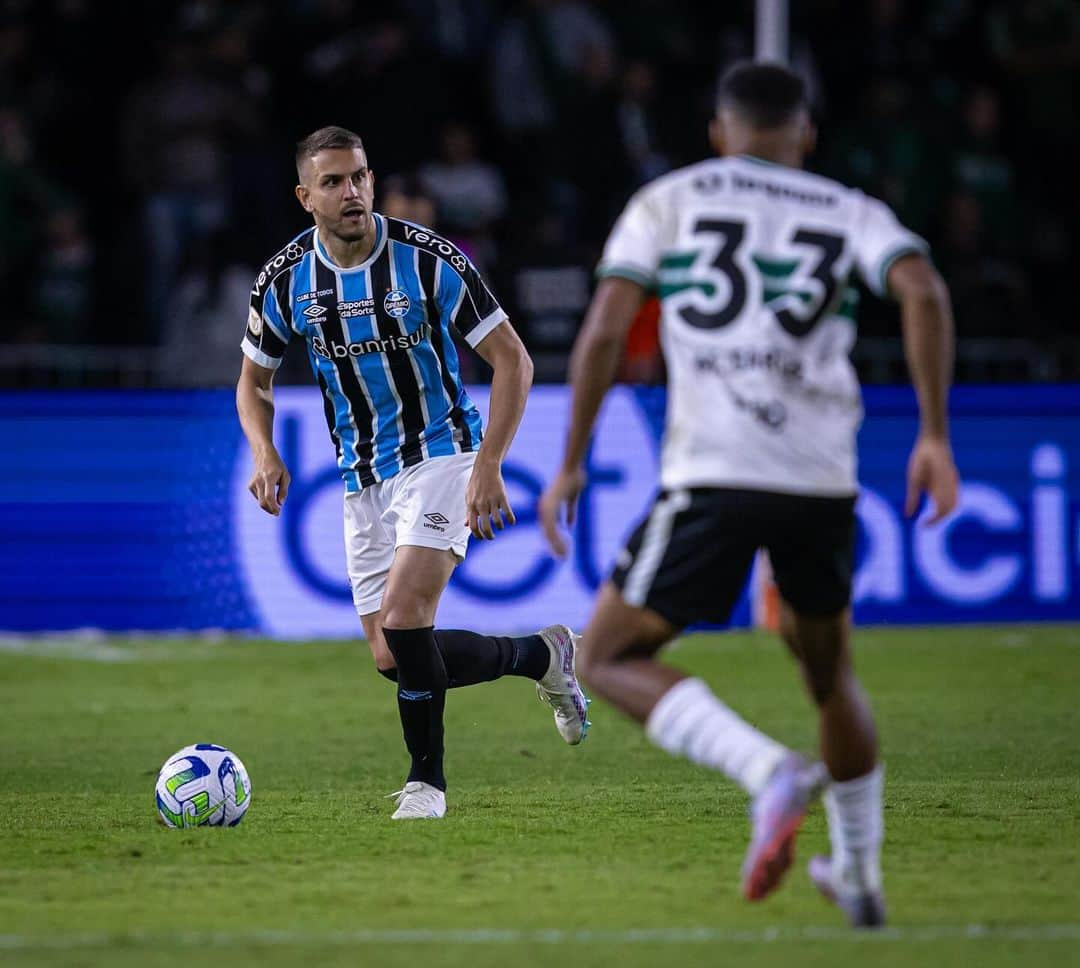 ブルーノ・ウビニのインスタグラム：「Vitória importantíssima fora de casa, orgulho cada vez maior em fazer parte desse grupo! 🇪🇪+3 @gremio #ImortalTricolor」