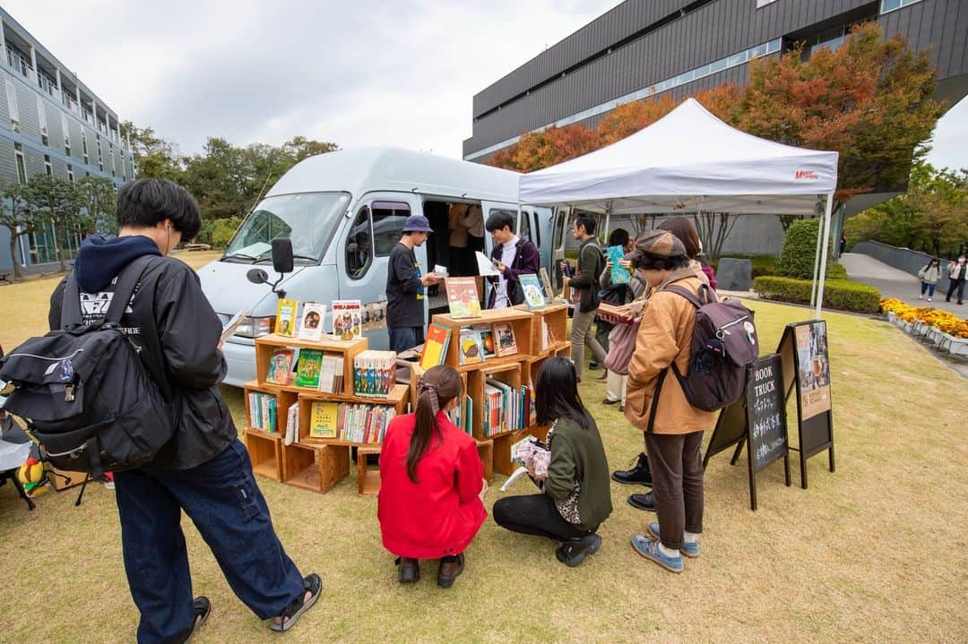 東京造形大学 Tokyo Zokei Universityさんのインスタグラム写真 - (東京造形大学 Tokyo Zokei UniversityInstagram)「_ 今年も移動式本屋のBOOK TRUCKが本学にやってきました🚌📚 皆さん新しい本との出会いはあったでしょうか？ 大勢の学生や教職員が訪れ、大盛況でした😊  #東京造形大学 #デザイン #アート #美術 #美術大学 #美大 #本屋 #移動式本屋 #移動本屋 #移動販売 #八王子 #相原駅 #tokyozokeiuniversity #tzu #design #arts #artuniversity #bookstore #hachioji #aihara #booktruck」11月2日 11時17分 - tokyo_zokei_univ_official