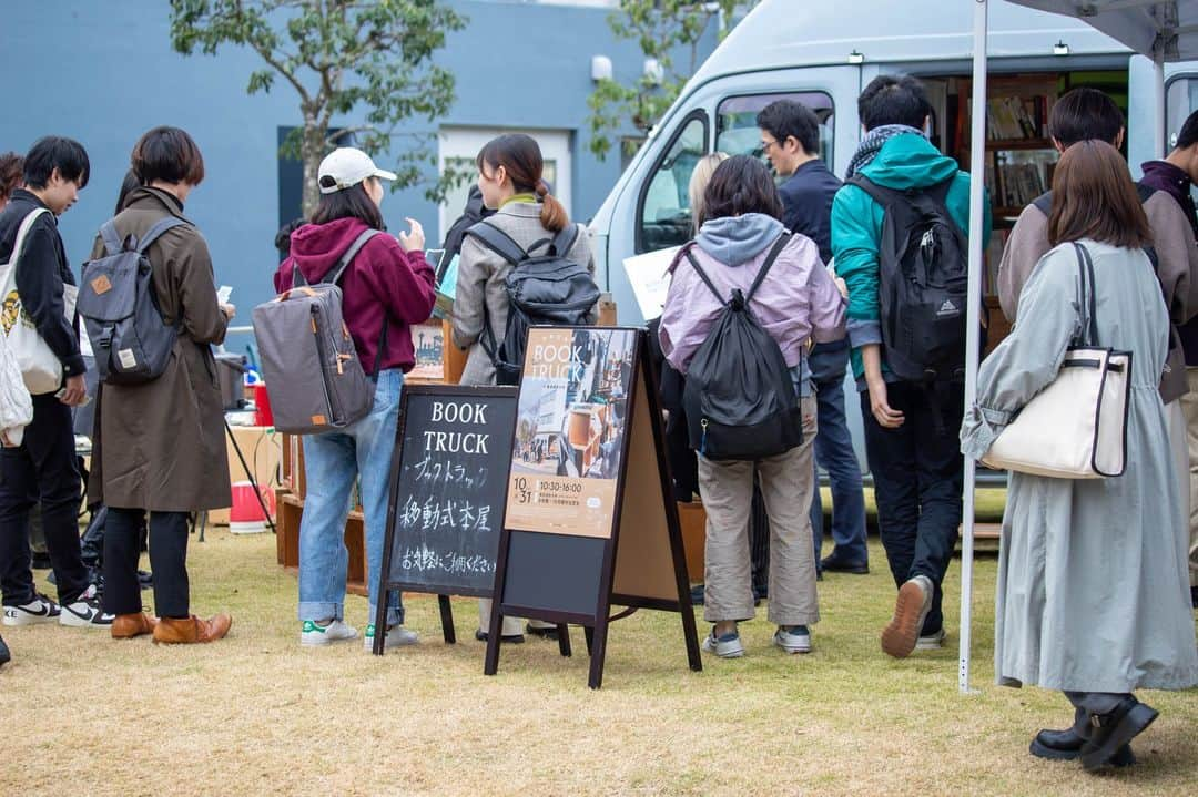 東京造形大学 Tokyo Zokei Universityさんのインスタグラム写真 - (東京造形大学 Tokyo Zokei UniversityInstagram)「_ 今年も移動式本屋のBOOK TRUCKが本学にやってきました🚌📚 皆さん新しい本との出会いはあったでしょうか？ 大勢の学生や教職員が訪れ、大盛況でした😊  #東京造形大学 #デザイン #アート #美術 #美術大学 #美大 #本屋 #移動式本屋 #移動本屋 #移動販売 #八王子 #相原駅 #tokyozokeiuniversity #tzu #design #arts #artuniversity #bookstore #hachioji #aihara #booktruck」11月2日 11時17分 - tokyo_zokei_univ_official