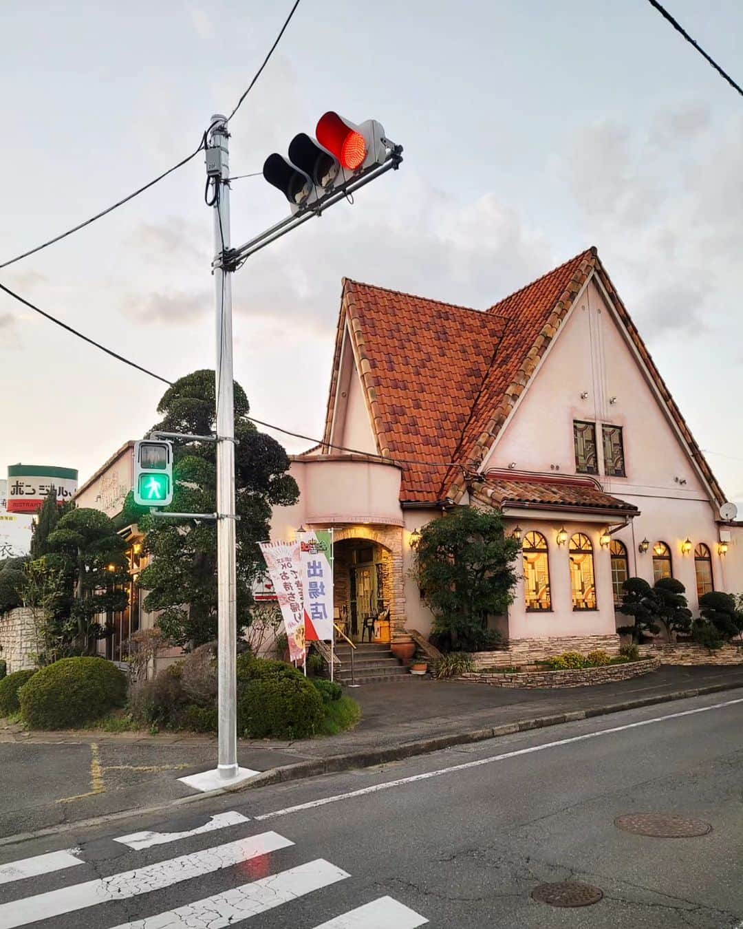 石関友梨さんのインスタグラム写真 - (石関友梨Instagram)「KOP出場店紹介🇮🇹肉×肉×肉パスタ‼️食べながら色々味を見つけて欲しい、味と食感の変化を楽しめ‼️  【ボンジョルノ 本店】 🇮🇹Crema e carne 〜クレマ エ カルネ〜  「えばらハーブ豚未来」の3種の部位を楽しむ 肉×肉×肉パスタ‼️  そこに香辛料の効いた自家製ラグーソース くるみ・クリームチーズ・明太子マヨ  食べ進めるごとに様々な味わい✨  お肉は柔らかく旨みも強い、部位によって食感も変わり ビタミンB1やコラーゲンなど栄養素のバランスも 考えられたメニュー🍀  全ての食材をまぜまぜ パスタにねっとり絡み濃厚な味わいに感動😋💓  どれひとつ喧嘩なく 全ての食材が驚くほどにマッチング‼️  とここでは食レポしてますが 実際、メニュー名を考えながら 食べて自分の目と舌で味と食感を見つけて欲しい 想像力を駆り立てるパスタです🍝  ◆＊◇＊◆＊◇＊◆＊◇＊◆＊◇＊◆＊◇＊◆＊◇＊◆  【イタリアンレストラン ボンジョルノ 本店】 群馬県高崎市筑縄町50-1 ⁡(高崎環状線沿い)  営業時間  11:00-21:30    定休日  木曜、第2・第4水曜  〖店舗紹介〗 昨年40周年を迎え、県民の胃袋を満たし続ける大衆的イタリアンレストラン。県内に5店舗を展開し、いつでも誰でも普段使いできるカジュアルな雰囲気が特徴です。「ボンジョルノ＝ハーブ豚」の語られるほど、豚肉を使ったメニューは愛され続けています。パスタ以外にも生地から練り上げる自家製ピザや、手作りのトマトソース煮込み焼きカチャトラやグラタンなども大人気。ワンプレートでお肉もパスタも楽しめ、大人から子供まで満足できます。また、オリジナルのレトルト食品は、高崎オーパ・スズラン・群馬いろは・JAファーマーズ(高崎棟高店)やオンラインショップで購入でき、自宅でもお店の味を楽しむことができます。  🌼他おすすめパスタ🌼 「魚介ベスビオ」  ボンジョルノ本店・前橋店・新クッチーナ店 チャオ！ペリフェリエ店・スズラン高崎店の5店舗  ◆＊◇＊◆＊◇＊◆＊◇＊◆＊◇＊◆＊◇＊◆＊◇＊◆  👑キングオブパスタ2023👑 高崎市「もてなし広場」10:00〜16:00開催！   高崎駅西口から徒歩10分程 駐車場はお近くの有料駐車場にお願い致します  1枚のチケットで5食のパスタを食べ比べ 美味しかった＆お気に入りパスタに投票してください🇮🇹  今年は学割＆午後券を導入してみました💡 (午後券は売り切れ店が出る場合をご了承ください)  前売りチケットや詳細は「キングオブパスタHP」にて @kingofpasta⁡ ⁡⁡ ⁡#キングオブパスタ2023 #キングオブパスタ #高崎パスタ  #高崎パスタ大使 #パスタ大使 #もてなし広場 #高崎グルメ  #高崎イベント #群馬イベント #食フェス  #パスタの街  #buongiorno #ボンジョルノ本店  #ボンジョルノ」11月2日 11時18分 - yurimorico