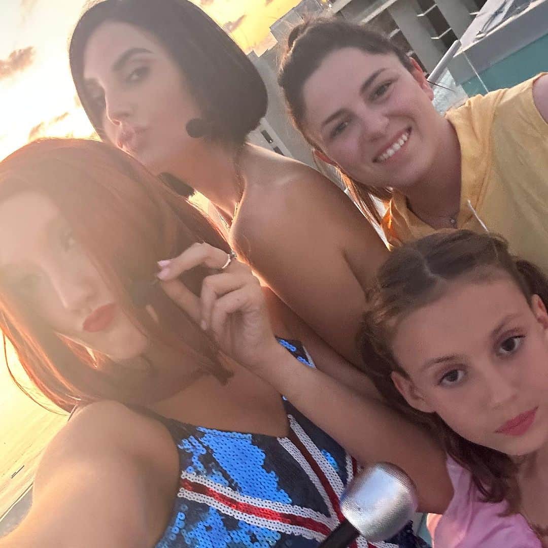 Elizabeth Chambers Hammerさんのインスタグラム写真 - (Elizabeth Chambers HammerInstagram)「Spice up your life 🪩 Posh, Baby, Ginger, Sporty, and our ninja bodyguard 🧡」11月2日 11時23分 - elizabethchambers