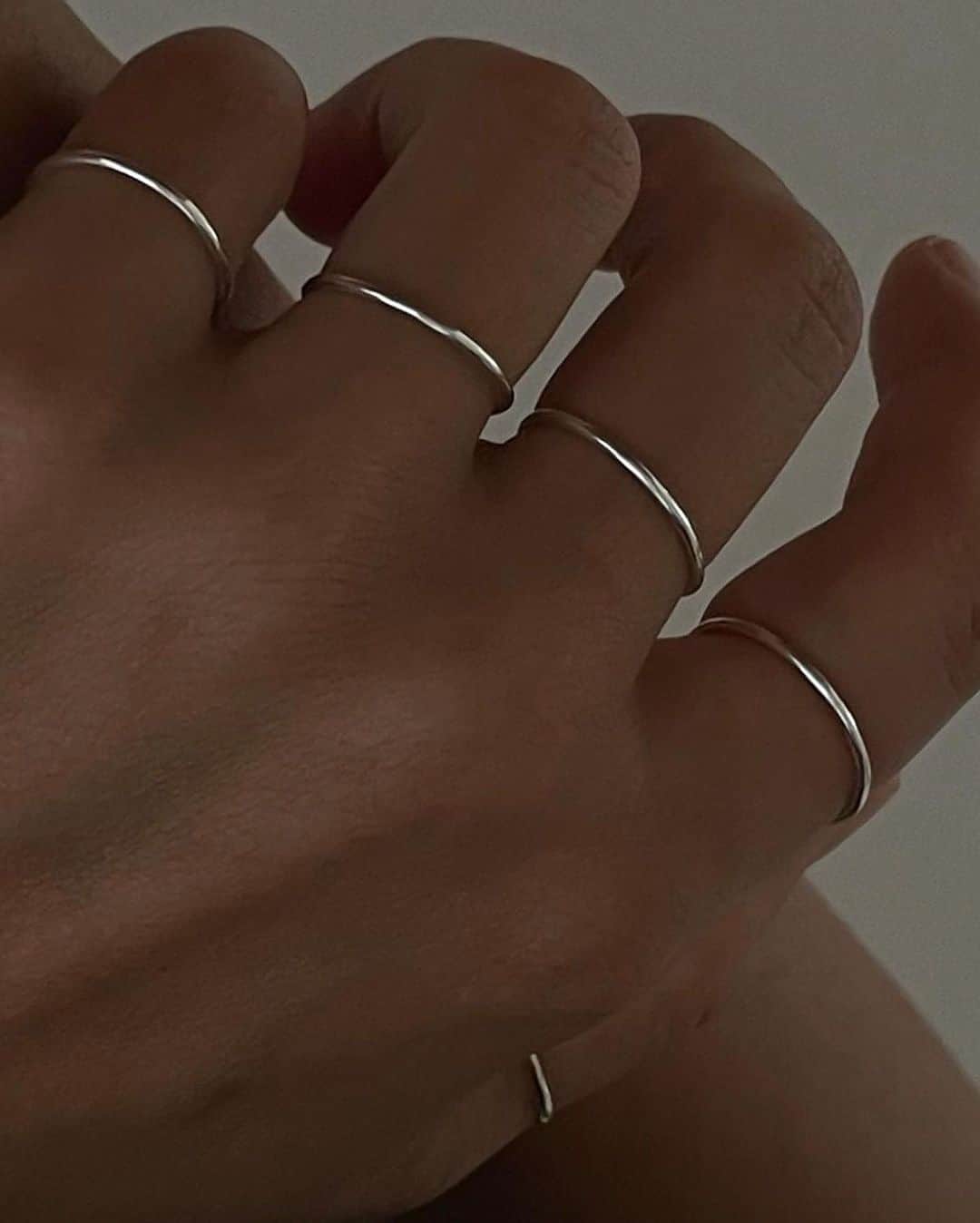 Icumi Oohamaのインスタグラム：「ring @tres__collection  ［silver925］5Set ring (Silver)  5本指につけたり、2本だけつけたり その日の気分に合わせて沢山楽しめるリングです♩」
