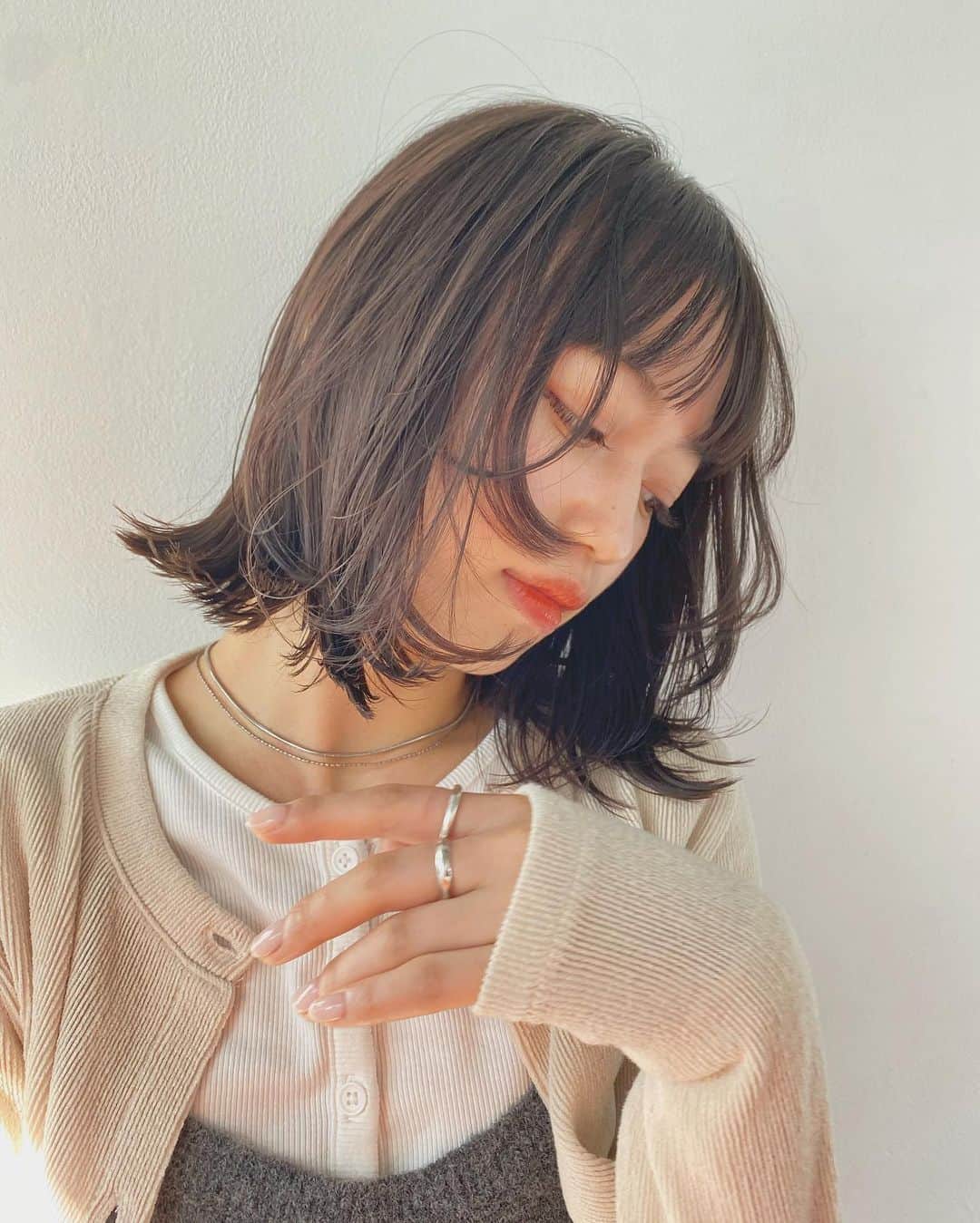 兼井遼のインスタグラム：「マロンベージュ＊  柔らかくほつれるヘア😌  ツヤのある 暗くても透明のある カラーならお任せください☺️  11月のご予約も まだまだお取りできます🙇🏻  ご質問などは コメントにてお問い合わせください！😌  #ケアカラー  #ヘアアレンジ  #ケアダブルカラー  #巻き方  #髪質改善カラー  #イルミナカラー  #ミルクティーベージュ #グレージュ  #ケアブリーチ  #ハイライトカラー  #ハイトーンカラー  #ブリーチ  #ダブルカラー   #インナーカラー  #オリーブアッシュ  #グラデーションカラー  #グレージュカラー  #ツヤトーン  #パーマ  #艶髪  #外国人風  #髪質改善トリートメント  #くびれヘア  #シースルーバング  #髪質改善  #ラベンダーグレージュ  #オリーブグレージュ  #トリートメント  #ヘアアクセサリー　#インナーハイライト」
