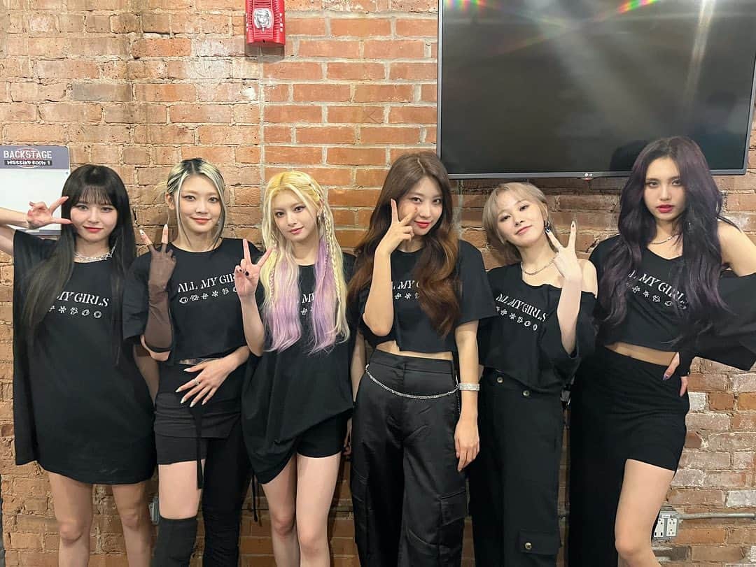 EVERGLOWのインスタグラム：「‎[📸EVERGLOW]  ‎23.11.01⁦‪ #US_TOUR in New Haven  미주 투어 첫 시작을 알린 New Haven에서 공연도 퍼펙트하게 완료✌️ FOREVER와 함께 하는 무대는 언제나 느낌이 조크든요〰️  엡둥이들과 함께 하는 미주 투어! 앞으로 계속 나아가 보자고🔥‼️ EVERGLOW FOREVER LET’S GO💜  ‎⁦‪#EVERGLOW‬⁩ ⁦‪#에버글로우‬⁩ ‎⁦‪#이유‬⁩ ⁦‪#시현‬⁩ ⁦‪#미아‬⁩ ⁦‪#온다‬⁩ ⁦‪#아샤‬⁩ ⁦‪#이런‬⁩ #ALL_MY_GIRLS_IN_US」
