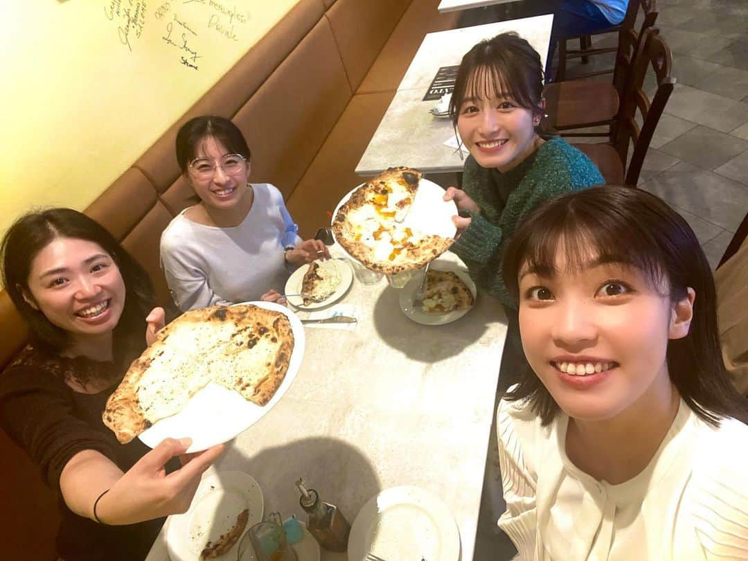 室岡里美のインスタグラム：「⁂  先輩・後輩とのランチ。 イチオシ‼︎放送前だったので あまり時間はありませんでしたが 仕事のこと、プライベートのこと 色々なことを話して、とっても楽しかったです！  中でも唯菜さんはこの日時間がなく、 小さな口に大きなピザを放り込んで 報道部へと駆けて行きました（笑） 真面目で、とっても頑張り屋さんです。  そして、末っ子・福地さんは きょう髪をバッサリ切って出社しています。 とっても可愛いです‼︎ イチオシ‼︎でNEWヘアスタイル確認して下さい（笑）  大野さんは…大野さんです！笑  #HTB #イチオシ #アナウンス部 #大野恵 #森唯菜 #福地妃菜美  #室岡里美 #アナウンサー」