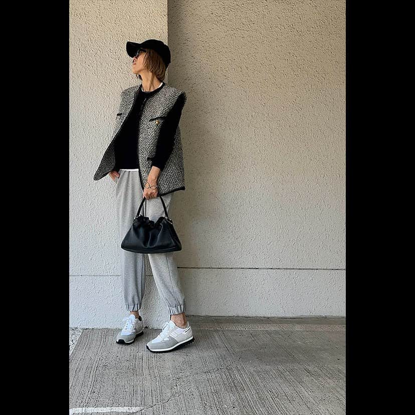 K.KSHOP_officialさんのインスタグラム写真 - (K.KSHOP_officialInstagram)「. NEW snap! ♦️Coordinate ・ 2023-10-31 ・ Shooting day style ・ outer : #despres tops : #maglificiobeby #g pants : #loustic bag : #orciani accessory : #marascalise #ninaandjules  shoes : #zda other : #pagani  ・ #kkcloset #kkshop #菊池京子　#kyokokikuchi #style #コーデ #coordinate #code #fashion #スナップ #snap #coordinate #ootd #wear #simple #カジュアル #happy #ジレ #ツィードジレ　#ジャージーパンツ　#スニーカー　#ブレスレット」11月2日 11時39分 - k.kshop_official