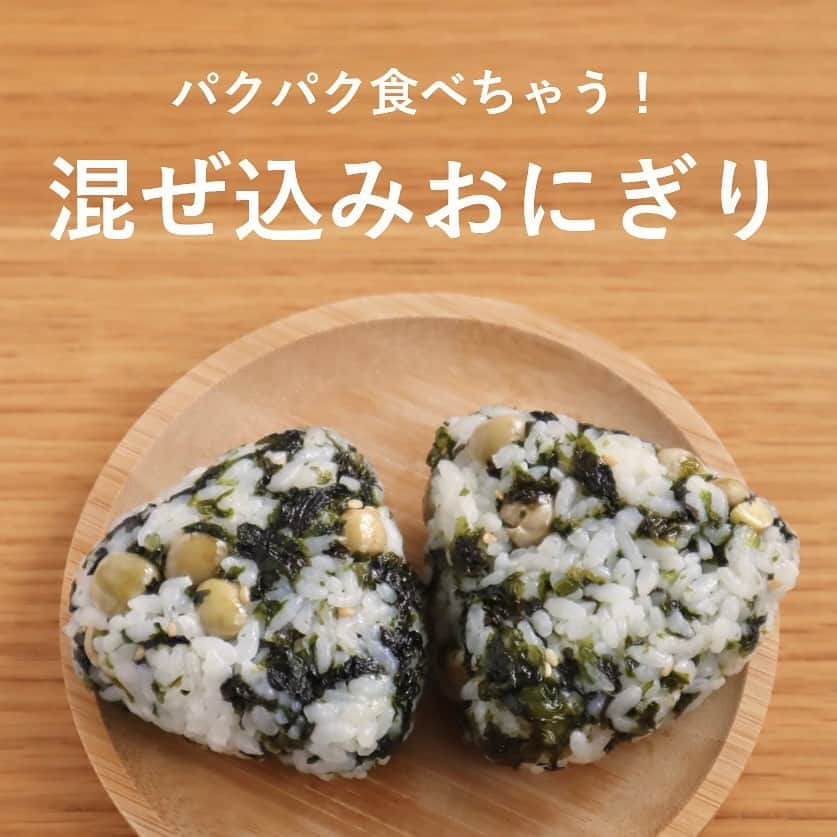 井村屋株式会社のインスタグラム：「豆ごはんと韓国のりの「混ぜ込みおにぎり」で、ニコニコのりさんと #OnigiriAction 🍙  こんにちは、井村屋の「なー」です😊  おにぎりアクション協賛企業の ニコニコのりさん( @niconiconori_inc_official )の 「熟成ジャバンのり」と、井村屋の豆ごはんの素を 使って、混ぜ込みおにぎりを作りました。  豆ごはんと熟成ジャバンのりに味がついているので、 調味料いらず♪  お好みの量を混ぜ込むだけで、ついつい手が伸びる、 旨味のあるおにぎりができます🙌😋  小さくにぎってお子様のごはんにも、 熟成ジャバンのりを多めに入れて、 お酒のおつまみにもおすすめです♪  冷めてもおいしいので、お弁当にもぴったりですよ〜✨  ーーーーー  🍙おにぎりアクションとは？🍙 おにぎりにまつわる写真に、#OnigiriAction を付けSNS(※1)に投稿、またはおにぎりアクションの特設サイトに投稿すると、協賛企業が寄付を行い主催のTFT(※2)を通じて、1枚の写真投稿につき給食5食分がアフリカ・アジアの子どもたちにプレゼントされる仕組みです。 (※1)Facebook, Instagram, X (※2)TFT：特定非営利活動法人TABLE FOR TWO International   🍙井村屋グループはおにぎりアクションに協賛企業の一つとして参加しています。  #井村屋 #imuraya #公式 #おにぎりアクション #OnigiriAction #協賛企業 #お赤飯の素 #井村屋お赤飯の素 #ニコニコのり #ニコニコのりとおにぎりアクション #熟成ジャバンのり #チュモッパ」