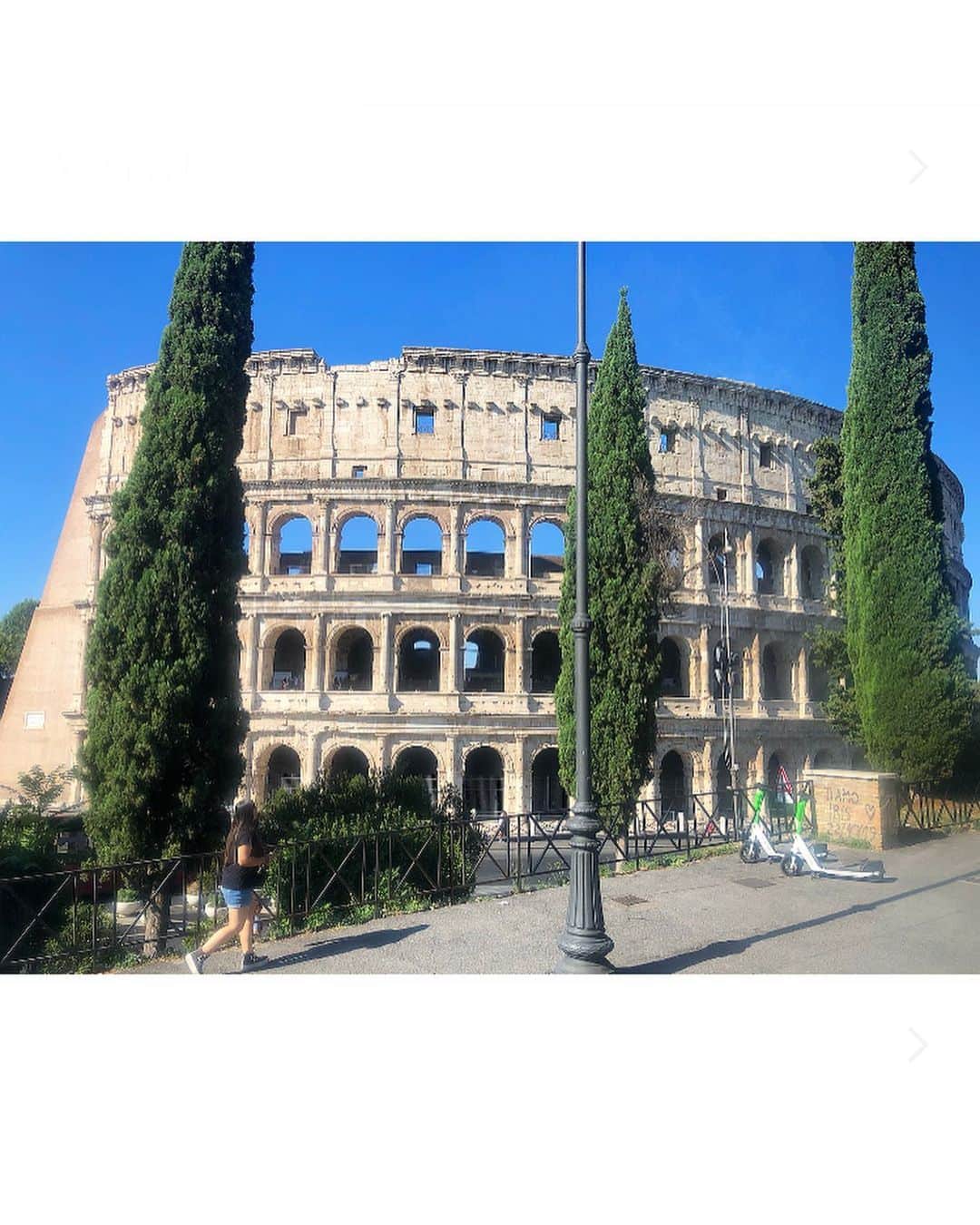 榊山敬代のインスタグラム：「🇮🇹… ・ つづき  ローマ初日に 向かいました スポットでは  イタリアの首都 ローマを代表し ます観光地にて コロッセオの巻  車内からの鑑賞と なりましたけれど  全体の空気感が 眺められました  ８年かけて建てられたコロッセオ とのことですが今まで黒く汚れて いたそうで近年洗浄され古代のロ ーマ時代の白さへ復元されたそう でして今期のコロッセオは修復の 為の足場なども一切無く珍しく本 来のコロッセオが拝見できました  高さは50メートルなのですが 数字を超えた迫力に映るとき  そして次に車内から 鑑賞したスポットは  サンタンジェロ橋と１０体の天使  キリスト教の総本山である サンピエトロ大聖堂を訪れ るためには必ずこの橋を渡 るとのことで１０体の天使 たちを神々しく拝みます時  それにしましても 初めてのローマは 磁場の気が独特で 突き抜けるような 高い波長に包まれ ていてヨーロッパ のイメージがガラ リと変わりました  海外旅行はまだ５カ国しか 訪ねてこなかった人生の中 で一番体質に合うスポット はハワイでしたが同じ位に 相性よく感じるスポットは ローマ哉と感じる程でした  そのような心地よい ローマの目的地へと  つづく  動画は少し長いのですが街の気 配や空気感を記録してみました  動画２枚目は凱旋門 のひとコマもチラリ  #Colosseo #コロッセオ #サンタンジェロ橋 #CastelSantAngelo #ローマ #Roma #イタリア #Italia #海外旅行 #旅行 #旅 #芸術  #アート #ART #travel #人生思い出づくり #毎日がスペシャル  #人生楽しもう #人生一度きり #日本画家 の #外出こんなもん #旅スタグラム #たびすたぐらむ」