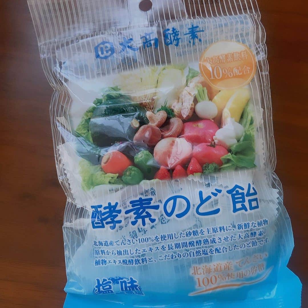 上田祥子さんのインスタグラム写真 - (上田祥子Instagram)「大高酵素の酵素のど飴、おすすめです。 北海道産てんさい100%を使用した砂糖を主原料に、植物発酵エキス、自然塩が配合されたのど飴。喉がイガイガする時、乾燥が気になるとき、風邪予防やカラオケ前にも。しかも美味しいんです。こちらは塩味ですがプレーンもあります。 #大高酵素 #大高酵素のど飴」11月2日 11時46分 - uedasachikoinsta