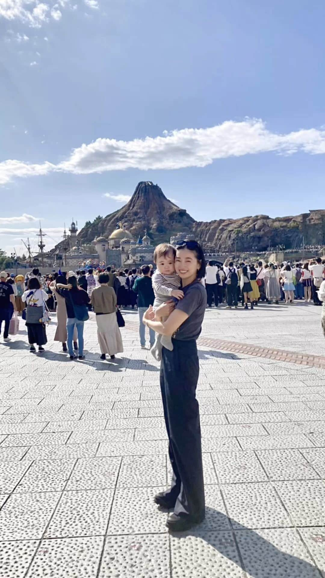 松永ちさとのインスタグラム：「🐭🫶👶🌈🎪🎥 Disney land & Sea パーカーとTシャツ家族でおそろしたよ🎶 家族みんなLサイズで姪っ子のサイズ感かわい あと肩につけ人形もみんなでおそろ いろいろお揃い買えたのうれしかったな  2日間けんの寝てる隙に大人がファストパス🏃✨ Disney masterの叔父の計いで全然わからない我々はいろんなもののれて感謝でいっぱい🙌4年ぶりでいくつか初めてだったけど、美女と野獣のれたのめちゃうれしかった🥹🥹🥹 けんのは水上で回るのとBig Band Beatを鑑賞 けどまだまだ父の肩車が1番だったね🎶 これから一緒にのれるのふえるのもたのしみ  みんなが食べてるものおいしそ🤤🥪の顔してて食いしん坊(母似)なとこがもう垣間見れたよ笑 お婆ちゃんが1歳☝︎ 1歳☝︎ て指でけんのにみせてたらイチ☝︎ ってできるように😍最近はこのお陰でなんでも指差しブーム🫵✨✨  たくさん人に会ったら急に成長を遂げるけんの✨ 赤ちゃんの脳はもう大人とほぼ一緒で理解はできるから今の柔軟な脳みそにたくさんのいい刺激とinputとoutputをと親心に想う🧠歩けるようになったらいろんな場所に連れてゆきたいな🌿IQは3歳までにしか伸び代はのばせないという噂をきいたよ！わが子のポテンシャルを信じてがんばらねば⭐︎⭐︎⭐︎  いつかまたみんなで記念に来られたらいいな  #12oct2023 #78oct2023 #happybirthday #birthdaytrip #disneyland #disneySea #玄ノ進 #おでかけんのしん #1歳ベイビー #久々走ったわ👟 #パレードは見ない派 #通りすがりにチラ見 #大きくなったら見せたい #帰宅後16時間親子で爆睡 #お泊まりディズニー #松永ちさと」