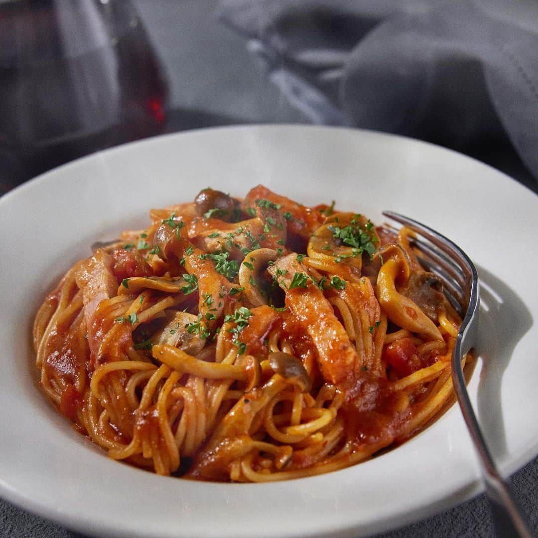 Panasonic Cooking（パナソニッククッキング）さんのインスタグラム写真 - (Panasonic Cooking（パナソニッククッキング）Instagram)「材料を入れたら、あとはオートクッカーにおまかせ！オートクッカー ビストロとカゴメのパスタソースでつくる、ベーコンときのこたっぷりのトマトガーリックパスタをご紹介します。 ＼カゴメ株式会社監修レシピ／ 【ベーコンときのこのトマトガーリックパスタ】 ■材料（3人分） スパゲティ（太さ1.6mm、ゆで加減の目安6～7分） 240g Aオリーブ油 大さじ1 A塩 小さじ1/2 Ａしめじ（小房に分ける） 1パック（100g） A生マッシュルーム（2～3mm幅の薄切り） 100g A厚切りベーコン（1cm幅の拍子木切り） 100g 水 350mL 「カゴメアンナマンマトマト＆ガーリック」 1瓶（330g） 粉チーズ 適量 パセリ（みじん切り） 少々 ■つくり方 ①内なべに羽根をセットし、半分に折ったスパゲティを均等に2列に並べるように入れる。 ②1の上にAを順に入れ、水を回しかけたら、「カゴメアンナマンマトマト＆ガーリック」を入れる。 ③内なべを本体に入れ、ふたを閉め、ハンドルをロックする。 ④できあがりブザーが鳴ったらふたを開け、皿に盛り、お好み で粉チーズとパセリをかける。 —————————————— 【このレシピで使用した商品】自動調理鍋 オートクッカー ビストロ NF-AC1000 ※商品の取扱い詳細は、付属の説明書をご覧ください。 #トマトパスタ #ガーリックパスタ #カゴメ #自動調理鍋 #オートクッカービストロ #パナソニックビストロ #IoT家電 #おうちごはん #ビストロとくらす #レシピ #調理家電 #キッチン家電 #パナソニッククッキング #パナソニックと暮らす #panasoniccooking #パナソニック #panasonic」11月2日 11時55分 - panasonic_cooking