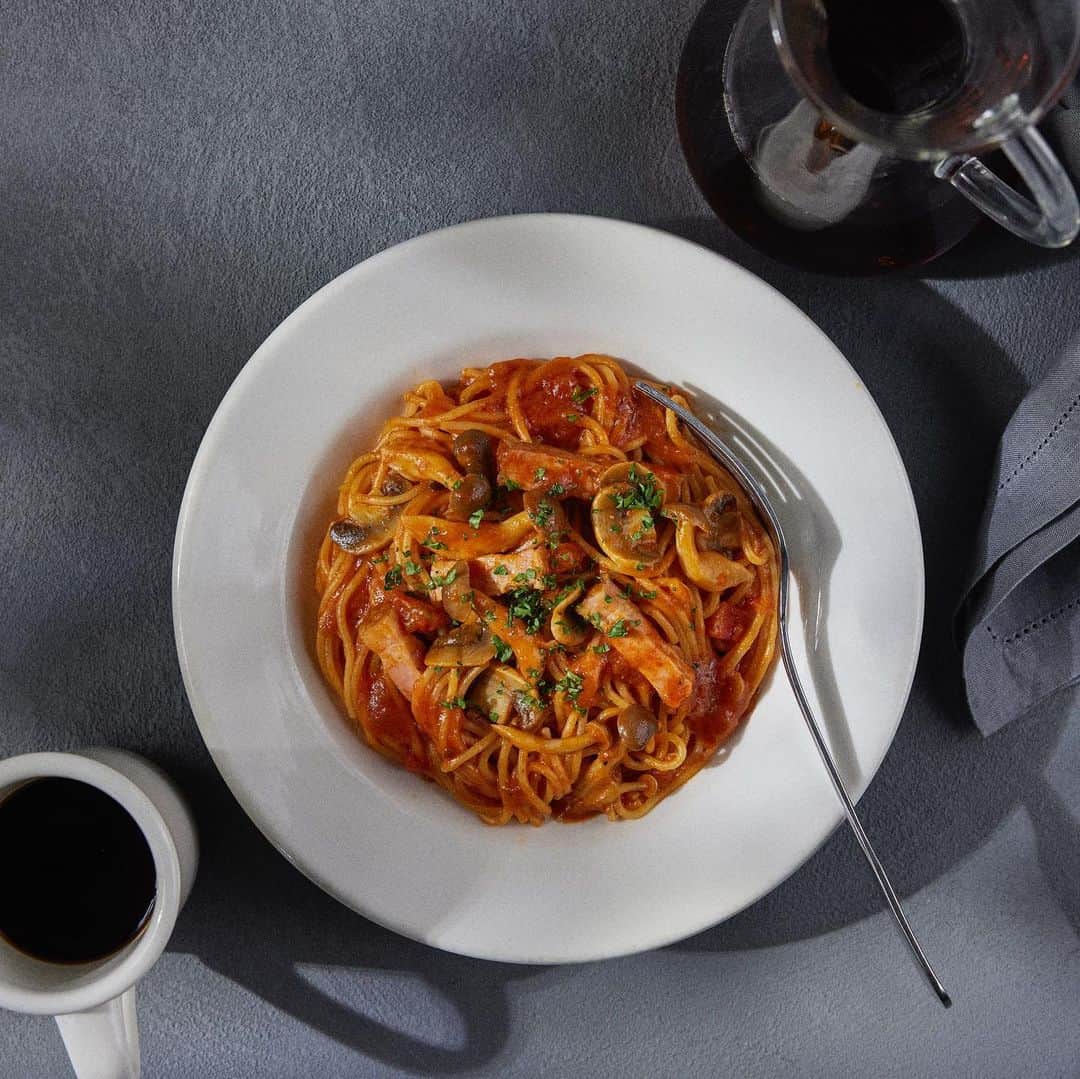 Panasonic Cooking（パナソニッククッキング）さんのインスタグラム写真 - (Panasonic Cooking（パナソニッククッキング）Instagram)「材料を入れたら、あとはオートクッカーにおまかせ！オートクッカー ビストロとカゴメのパスタソースでつくる、ベーコンときのこたっぷりのトマトガーリックパスタをご紹介します。 ＼カゴメ株式会社監修レシピ／ 【ベーコンときのこのトマトガーリックパスタ】 ■材料（3人分） スパゲティ（太さ1.6mm、ゆで加減の目安6～7分） 240g Aオリーブ油 大さじ1 A塩 小さじ1/2 Ａしめじ（小房に分ける） 1パック（100g） A生マッシュルーム（2～3mm幅の薄切り） 100g A厚切りベーコン（1cm幅の拍子木切り） 100g 水 350mL 「カゴメアンナマンマトマト＆ガーリック」 1瓶（330g） 粉チーズ 適量 パセリ（みじん切り） 少々 ■つくり方 ①内なべに羽根をセットし、半分に折ったスパゲティを均等に2列に並べるように入れる。 ②1の上にAを順に入れ、水を回しかけたら、「カゴメアンナマンマトマト＆ガーリック」を入れる。 ③内なべを本体に入れ、ふたを閉め、ハンドルをロックする。 ④できあがりブザーが鳴ったらふたを開け、皿に盛り、お好み で粉チーズとパセリをかける。 —————————————— 【このレシピで使用した商品】自動調理鍋 オートクッカー ビストロ NF-AC1000 ※商品の取扱い詳細は、付属の説明書をご覧ください。 #トマトパスタ #ガーリックパスタ #カゴメ #自動調理鍋 #オートクッカービストロ #パナソニックビストロ #IoT家電 #おうちごはん #ビストロとくらす #レシピ #調理家電 #キッチン家電 #パナソニッククッキング #パナソニックと暮らす #panasoniccooking #パナソニック #panasonic」11月2日 11時55分 - panasonic_cooking