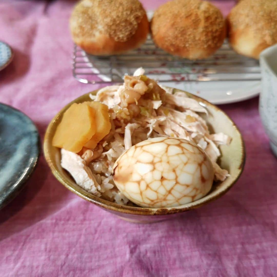 藤森夕子さんのインスタグラム写真 - (藤森夕子Instagram)「昨日、台湾料理のレッスンに行ってきました(^^) ジーローハン、胡椒餅、紅焼豆腐、スープ…そして、デザートの豆花♡  胡椒餅を自分で作ることができるなんて！嬉しすぎです！ ふっくら香ばしい生地と胡椒のパンチがきいてるお肉がジューシーで美味しいー！  まみ先生は、優しく素敵な方で、いつも丁寧に教えてくださりワードや小ネタも色々と面白く、とっても楽しい時間であっという間のレッスンでした(^^)  毎回習った料理をその日か翌日にすぐ作ってみるのだけど今回は、ジーローハンをお弁当用に少し濃い味にして作り、  台湾煮玉子もやってみたのだけど、こんなに綺麗に色が付かなくて^^;  先生に改めてポイントを教えて頂いたのでリベンジしたいと思っています！  美味しいものを作って食べて笑って… ずっと大切にしていきたいです(^^)  #料理教室#台湾料理#手作りごはん#胡椒餅 #紅焼豆腐 #豆花 #煮玉子#ジーローハン#鶏肉飯#台湾料理教室」11月2日 11時49分 - yukofujimori2525