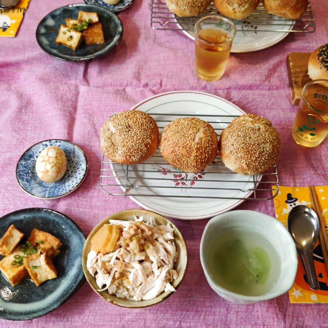 藤森夕子のインスタグラム：「昨日、台湾料理のレッスンに行ってきました(^^) ジーローハン、胡椒餅、紅焼豆腐、スープ…そして、デザートの豆花♡  胡椒餅を自分で作ることができるなんて！嬉しすぎです！ ふっくら香ばしい生地と胡椒のパンチがきいてるお肉がジューシーで美味しいー！  まみ先生は、優しく素敵な方で、いつも丁寧に教えてくださりワードや小ネタも色々と面白く、とっても楽しい時間であっという間のレッスンでした(^^)  毎回習った料理をその日か翌日にすぐ作ってみるのだけど今回は、ジーローハンをお弁当用に少し濃い味にして作り、  台湾煮玉子もやってみたのだけど、こんなに綺麗に色が付かなくて^^;  先生に改めてポイントを教えて頂いたのでリベンジしたいと思っています！  美味しいものを作って食べて笑って… ずっと大切にしていきたいです(^^)  #料理教室#台湾料理#手作りごはん#胡椒餅 #紅焼豆腐 #豆花 #煮玉子#ジーローハン#鶏肉飯#台湾料理教室」