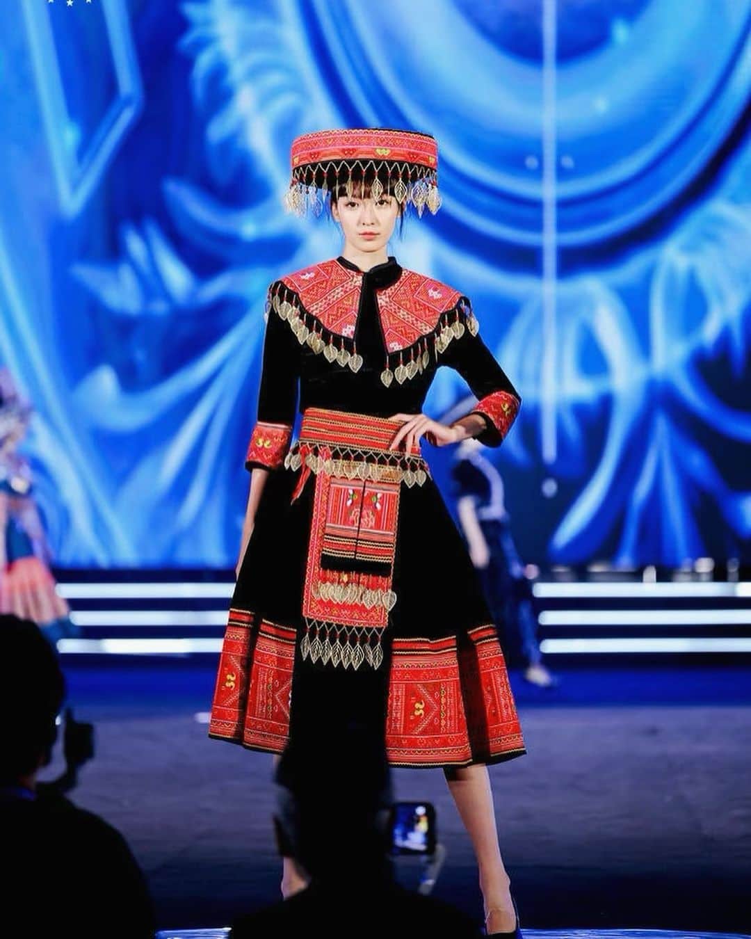 道江幸子のインスタグラム：「中国の民族衣装🇨🇳☺︎♡ ⁡ ⁡ ⁡ ⁡ ⁡ ⁡ ⁡ ⁡ #ランウェイ #china #民族衣装 #昆明 #model #模特」