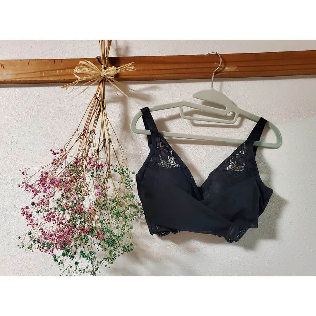 杉原枝利香さんのインスタグラム写真 - (杉原枝利香Instagram)「#newbra 💞  Belletia PARISさん(@belletiaparis_official )の「PGブラ」✨ ナイトブラって大事。 でも中々フィットするものに出会えなくて…^^; やっと出会えた！！＞＜* このPGブラはバックとサイドで調節できるのと、脇高になってるからホールド感がすごく良いの✨  みんな結構知ってると思うけど、補整〜とか着圧〜とか私好きじゃん？笑 値段が高くても合わないものと結構出会ってきたから、ホントやっと〜って感じ🥺 寝る前に明日が楽しみになる気持ちって大事だよねっ💗  @narrow_official −−−−−−−−−−−−−−−−−−− #ピンクリボンコンテスト2023 参加中！ イイネやコメントで応援してね💗 −−−−−−−−−−−−−−−−−−− #ピンクリボン運動 #ピンクリボン #belletiaparis #pgブラ #pgrandi #ナイトブラ #バストケア #ベルティアパリ」11月2日 11時52分 - erikasugihara