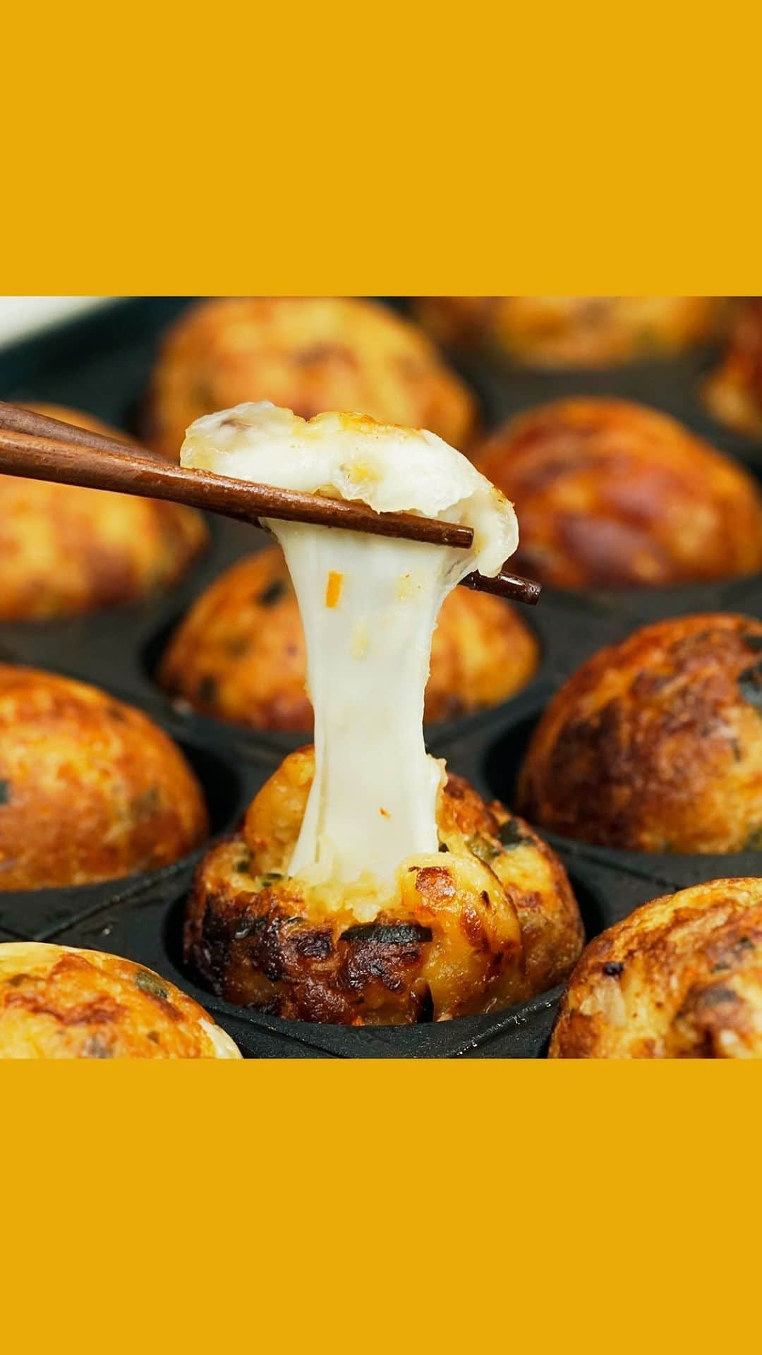 テイストメイドのインスタグラム：「【たこ焼き器新メニュー考案💡】キムチーズチヂミ💛Kimchi Cheese ball  大人気のたこ焼き器で作れるレシピ🐙 チーズを入れたまん丸チーズチヂミを作ってみたよ✨パーティーにもぴったり！  ■材料 50粒分 玉ねぎ 1/2個 にんじん 1/2本 ニラ 1束 キムチ 200g 豚バラ肉 70g 粉唐辛子 小さじ1 チーズ 適量 ごま油 適量 《生地》 薄力粉 200g 片栗粉 大さじ1 卵 1個 《出汁》 水 500ml だしの素 15g 《タレ》 ポン酢  ■作り方 【事前準備】 野菜、キムチはみじん切り、豚バラ肉は細かく切っておく。 出汁を作っておく。お湯にだしの素を溶かして冷ましておく。 たこ焼き器にごま油をしき、温めておく。  1. ボウルに野菜、キムチ、粉唐辛子、薄力粉、片栗粉を入れて混ぜる。 2. 豚バラ肉、卵、粉唐辛子を入れ、出汁を少しずつ加えながら混ぜていく。 3. ごま油をしいたたこ焼き器に生地を流し入れる。 4. チーズを押し込み、生地を丸めていくようにして加熱する。 5. こんがり焼けたら、ポン酢につける。  Ingredients (Makes 50 pieces):  - 1/2 onion  - 1/2 carrot  - 1 bunch of chives  - 200g kimchi  - 70g pork belly  - 1 teaspoon of red pepper powder  - Cheese, as needed  - Sesame oil, as needed  - [Batter]  - 200g cake flour  - 1 tablespoon of potato starch  - 1 egg  - [Dashi]  - 500ml water  - 15g dashi stock  - [Sauce]  - Ponzu sauce  Preps: Finely chop the vegetables and kimchi, and finely chop the pork belly. Prepare the dashi by dissolving the dashi stock in hot water and letting it cool. Grease the takoyaki maker with sesame oil and heat it.  Steps: 1. In a bowl, mix the vegetables, kimchi, red pepper powder, cake flour, and potato starch. 2. Add the pork belly, egg, and red pepper powder, and gradually mix in the dashi. 3. Pour the batter into the greased takoyaki maker. 4. Push cheese into the batter and heat while shaping the batter into rounds. 5. When it's browned, dip it in ponzu sauce.   #テイストメイド #料理 #クッキング #レシピ #簡単レシピ  #おうちごはん #たこ焼き #たこ焼き器 #チヂミ #チーズチヂミ #キムチ #キムチレシピ #ヘルシー #cooking #korea #cheese #recipe #   #レシピ #美味しい #簡単レシピ #おうちカフェ  ⁠#韓国料理 #韓国 #チーズ #チーズレシピ #kimchi #キムチチーズ　#チーズボール #cheeseball」