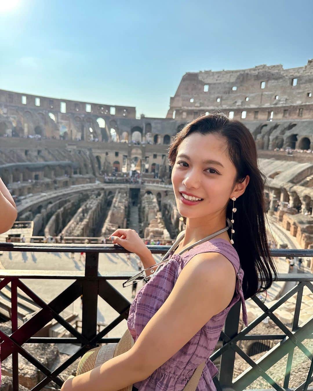 上田彩瑛のインスタグラム：「Italy🇮🇹  今日はコロッセオの写真を  中まで入りました（チケットけっこう早めに売り切れるぽいです🎫）  #イタリア #イタリア旅行 #ローマ #ローマ旅行 #コロッセオ」