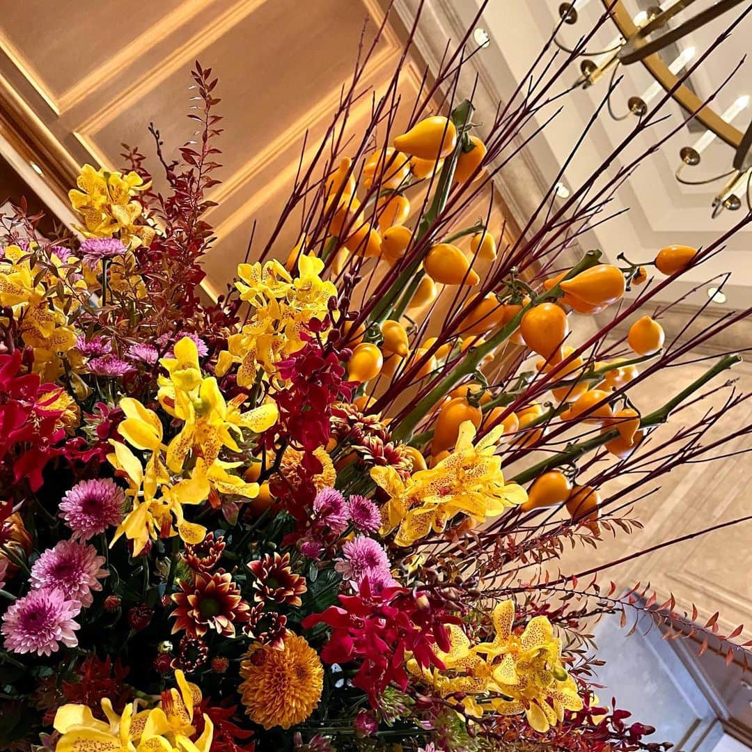 【公式】ホテルニューグランドさんのインスタグラム写真 - (【公式】ホテルニューグランドInstagram)「＊ ＜今月のロビー装花＞   今月は秋らしさ溢れる色やお花を使った 華やかなロビー装花で皆様をお迎えいたします😊✨   #ホテルニューグランド #クラシックホテル #今月のロビー #ロビー装花 #ホテルロビー #11月 #横浜 #横浜ホテル #花のある暮らし #お花 #お花見 #ウェルカムフラワー #ウェルカムスペース #歓迎 #フラワーアレンジメント #サンゴミズキ #フォックスフェイス #モカラ #スプレーマム #大輪キク #hotelnewgrand #yokohama #flowerstagram #flower #lobby #autumn」11月4日 12時00分 - hotelnewgrand