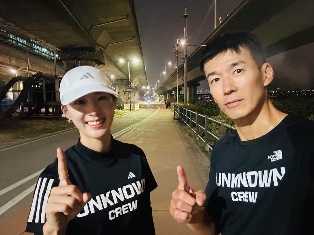 ジヌションのインスタグラム：「🏃‍♂️ 새벽 조깅 with 이연진 코치 @yeounjin2664  조깅 허면서 끝 없는 춘천마라톤 수다 10km 뛰었는데 아직 동 트기전 러너들은 부지런하다!  우리는 선한 마음을 가지고 건강한 삶을 위해 런한다 #UNKNOWNCREW #언노운크루」