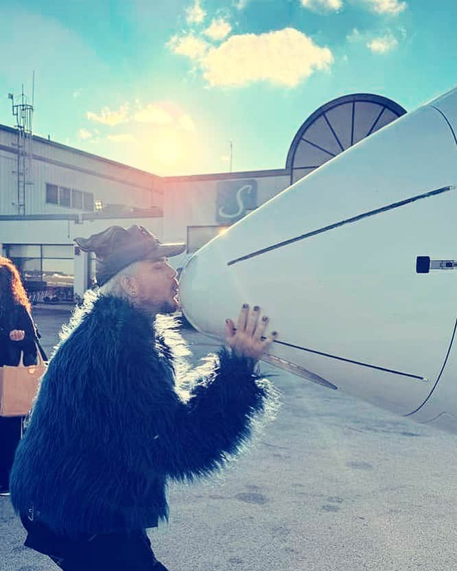 アダム・ランバートさんのインスタグラム写真 - (アダム・ランバートInstagram)「Just the Tip ✈️」11月2日 11時59分 - adamlambert